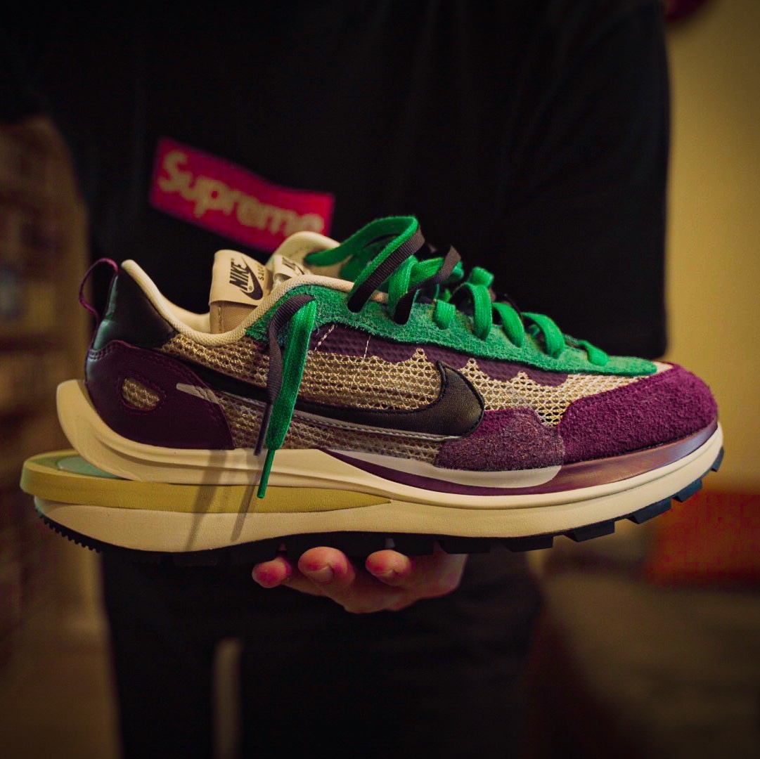 Adidas Yeezy Boost 350 V2 Black Red 2020, Nike x Sacai VaporWaffle String & Black Villain Red 착용 스타일 - 3