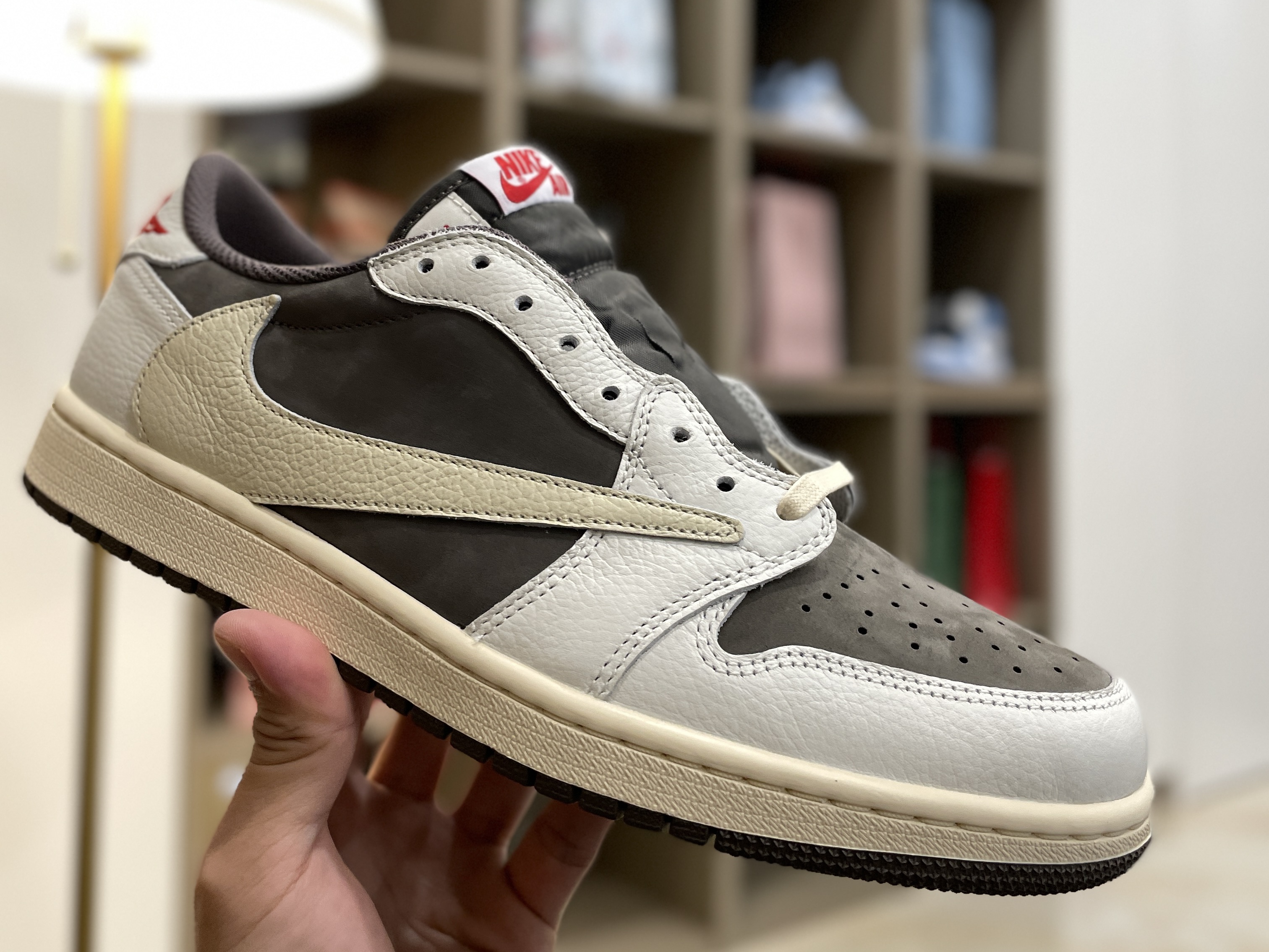 Jordan 1 x Travis Scott Retro Low OG SP Sail and Ridgerock 착용 스타일 - 3