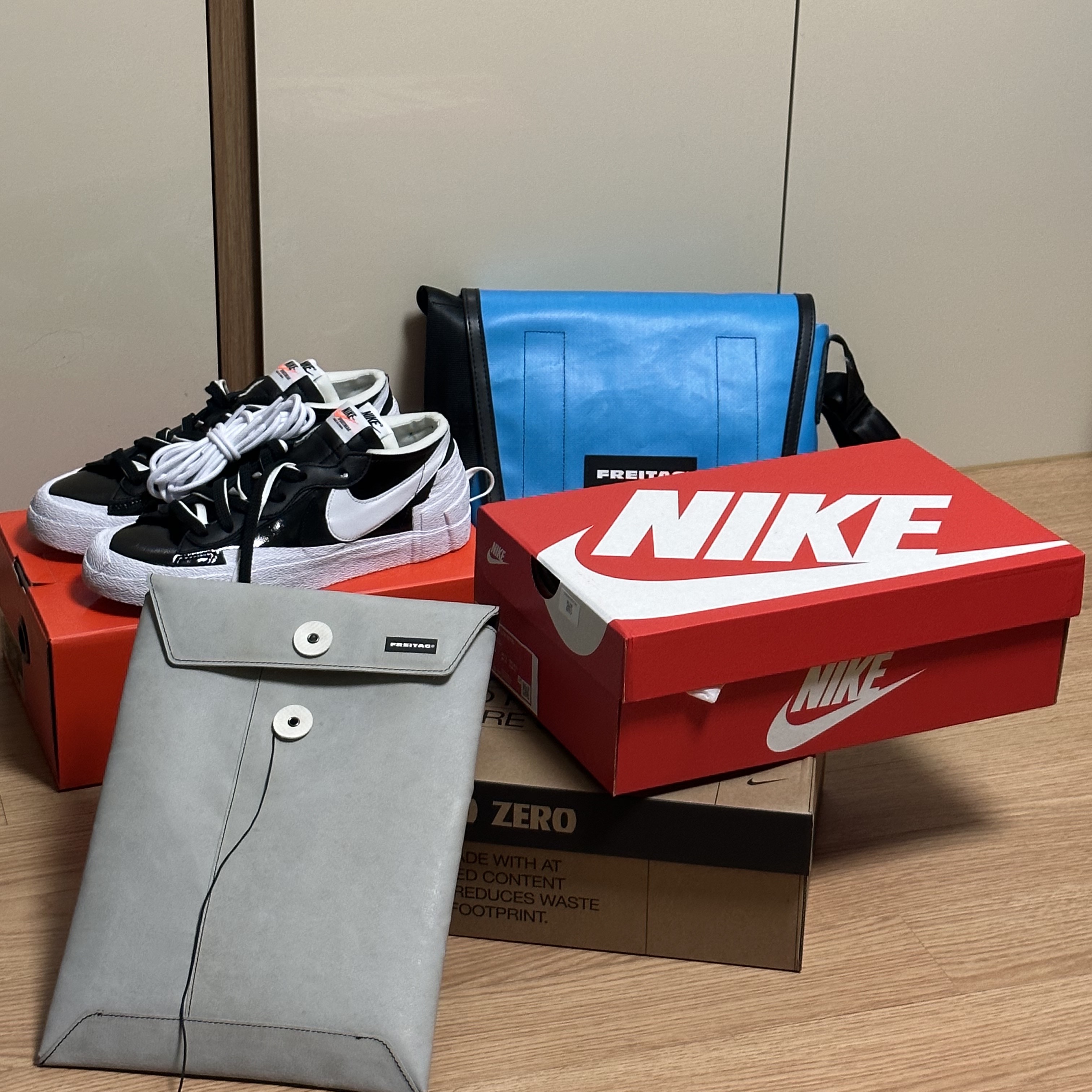 Nike x Sacai Blazer Low Black Patent Leather, Nike Air Max 97 Triple White Wolf Grey 착용 스타일 - 1