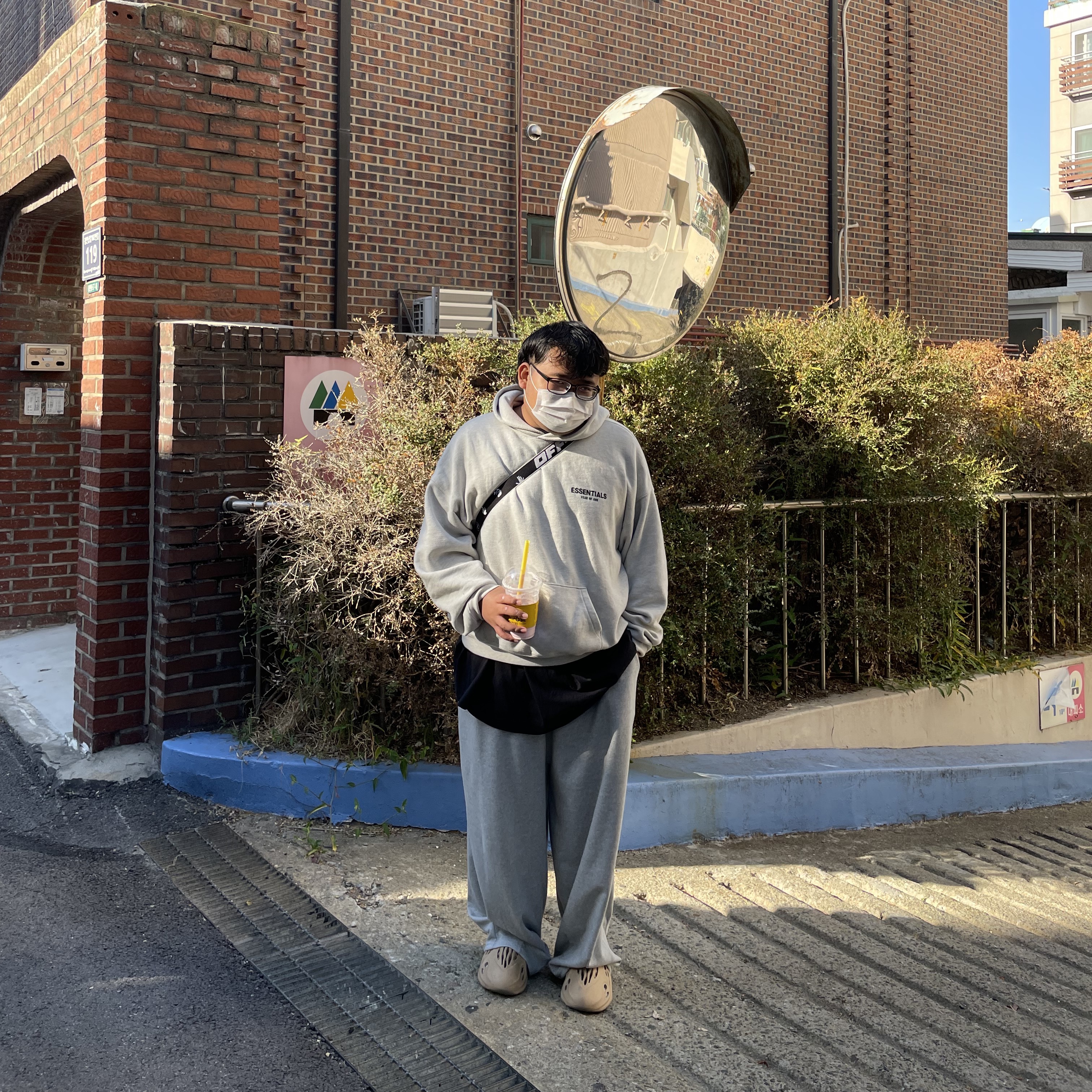 Essentials The Core Collection Hoodie Light Oatmeal, Off-White x Amore Pacific Protection Box (Without Cosmetics) 착용 스타일