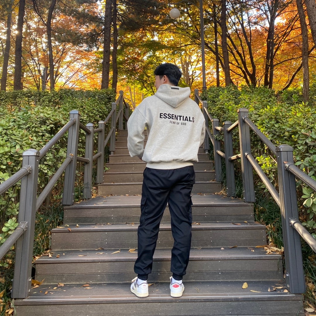 Jordan 1 x Travis Scott Retro Low OG SP Sail and Ridgerock, Essentials The Core Collection Hoodie Light Oatmeal 착용 스타일