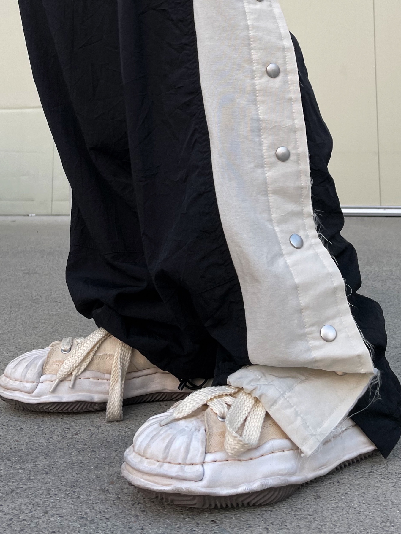 Maison Mihara Yasuhiro Blakey OG STC Sole Paper Like Leather Low-top Sneakers White, Maison Mihara Yasuhiro Blakey OG STC Sole OD Canvas Low-top Sneakers White 착용 스타일 - 3