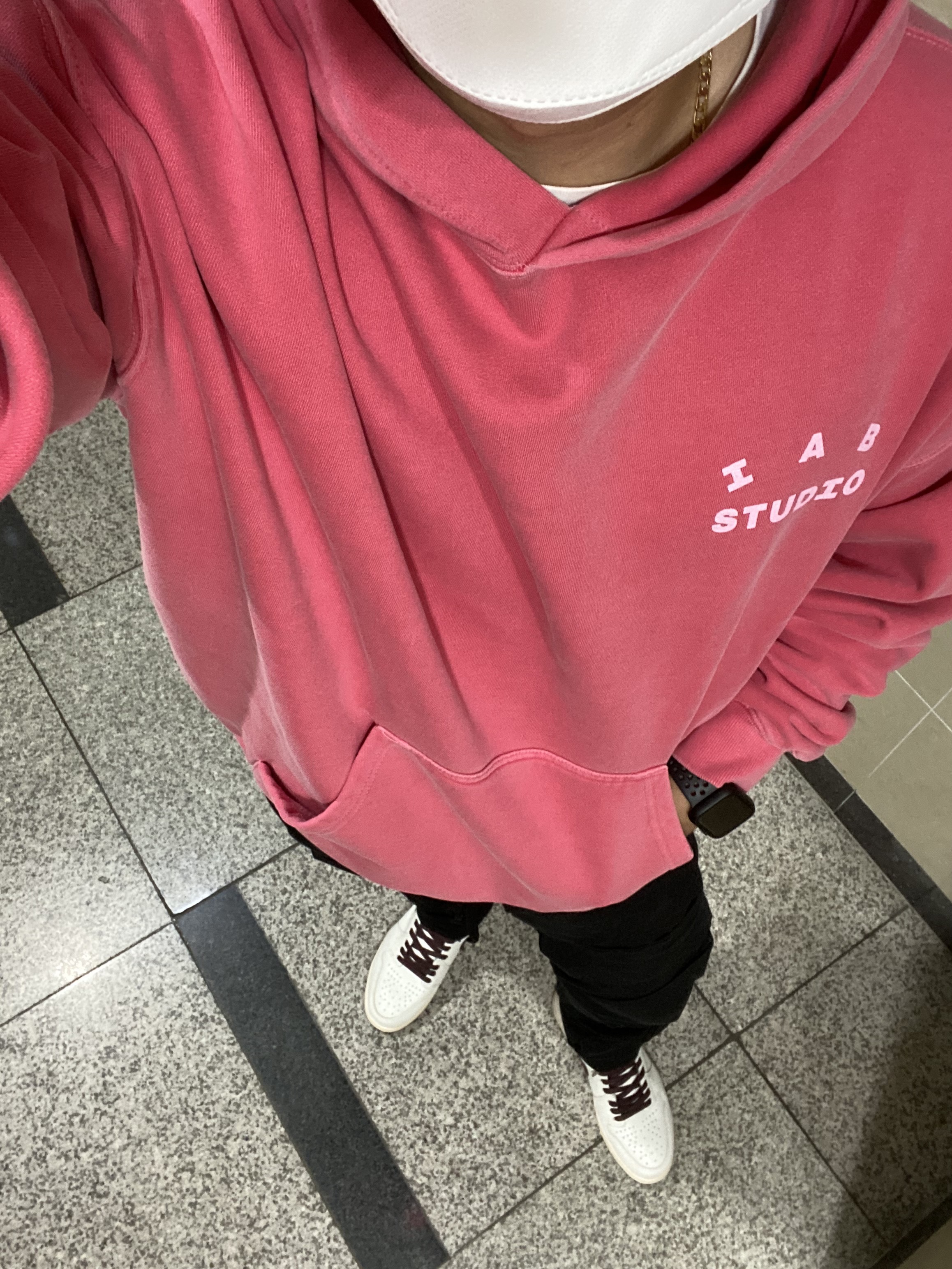 IAB Studio Pigment Hoodie & Sack Coral, Jordan 1 x A Ma Maniere Retro High OG SP Sail and Burgundy 착용 스타일