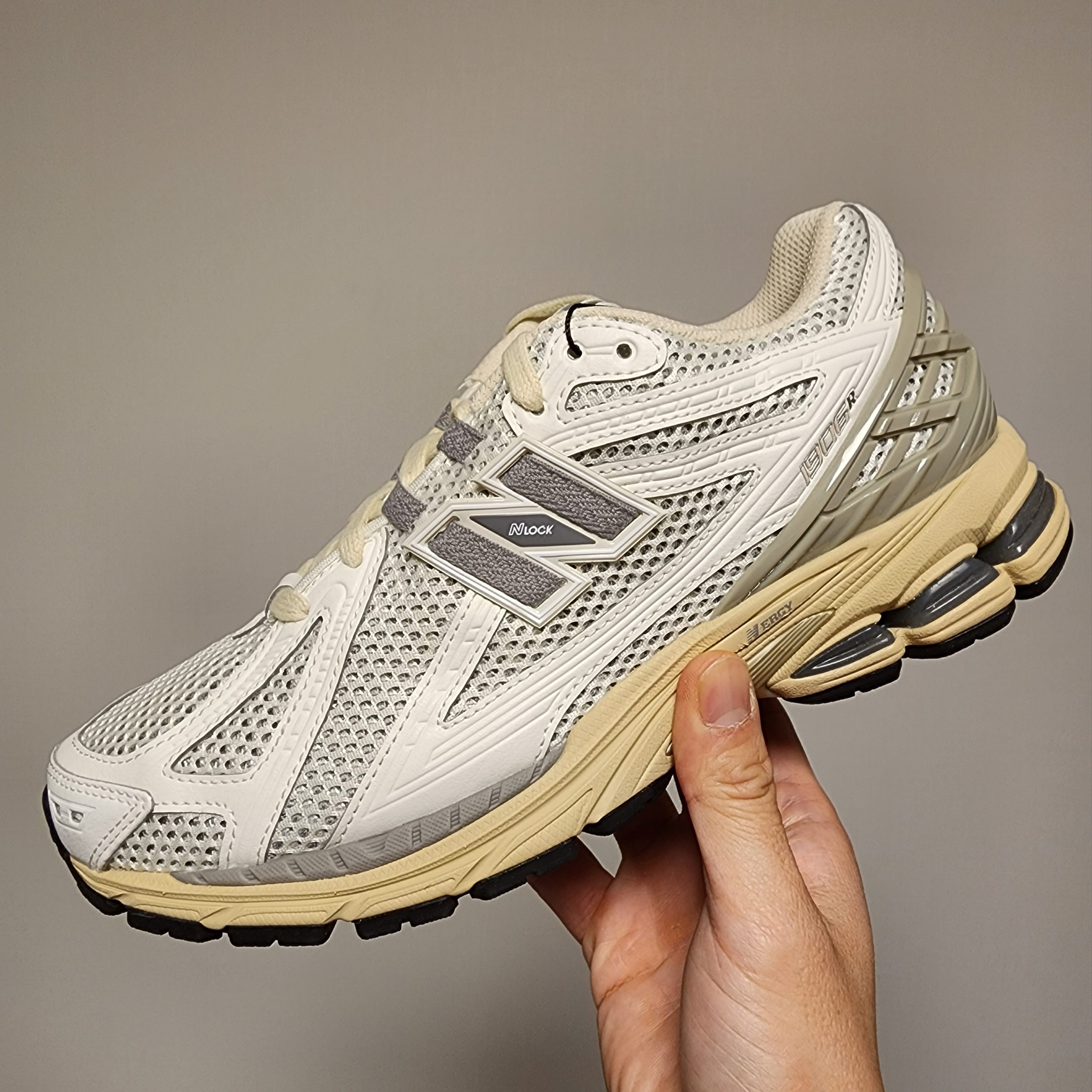 New Balance 1906R White Gray 착용 스타일 - 1