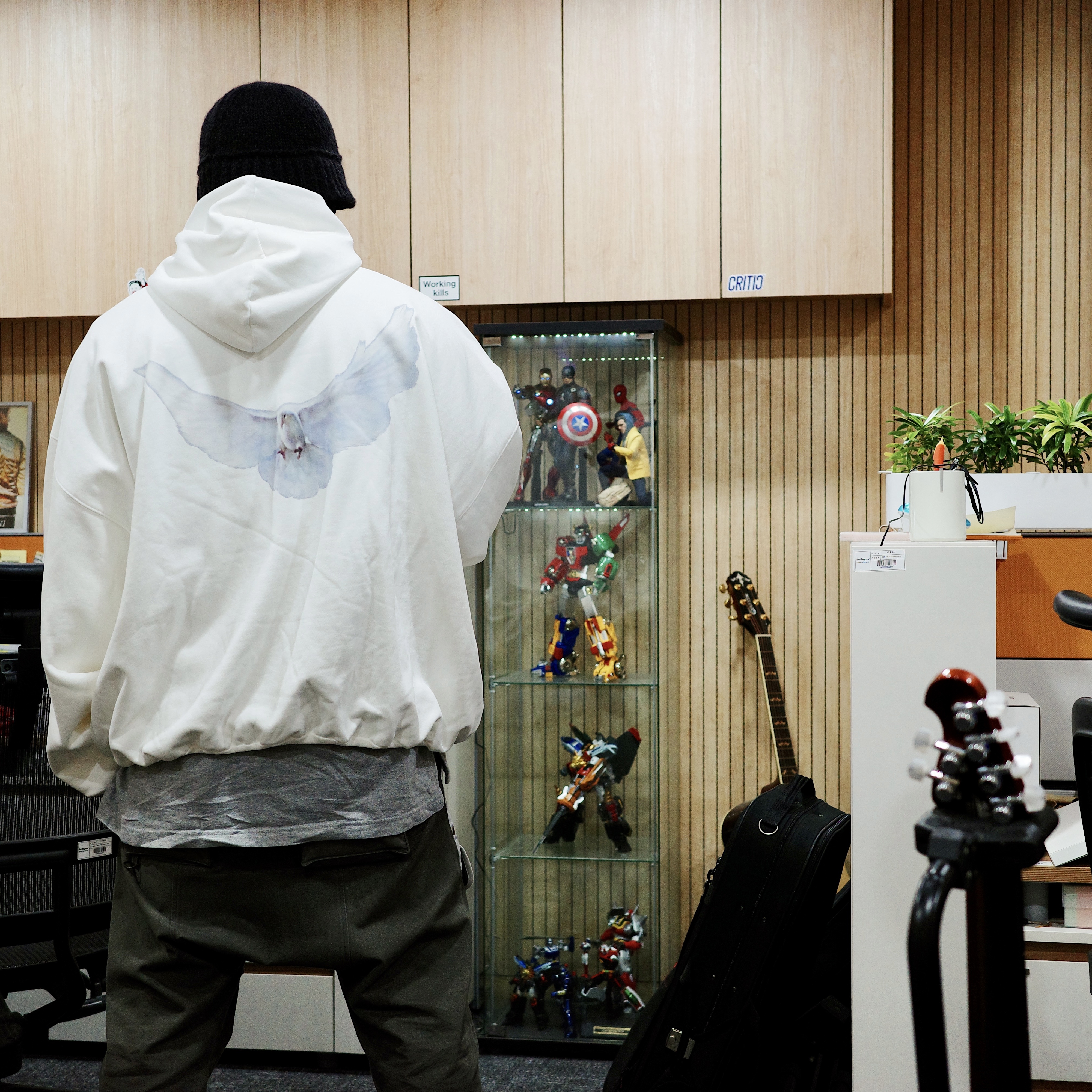 Yeezy Gap Engineered By Balenciaga Dove Hoodie White, Jordan 1 x Travis Scott Retro Low OG SP Sail and Ridgerock 착용 스타일 - 2
