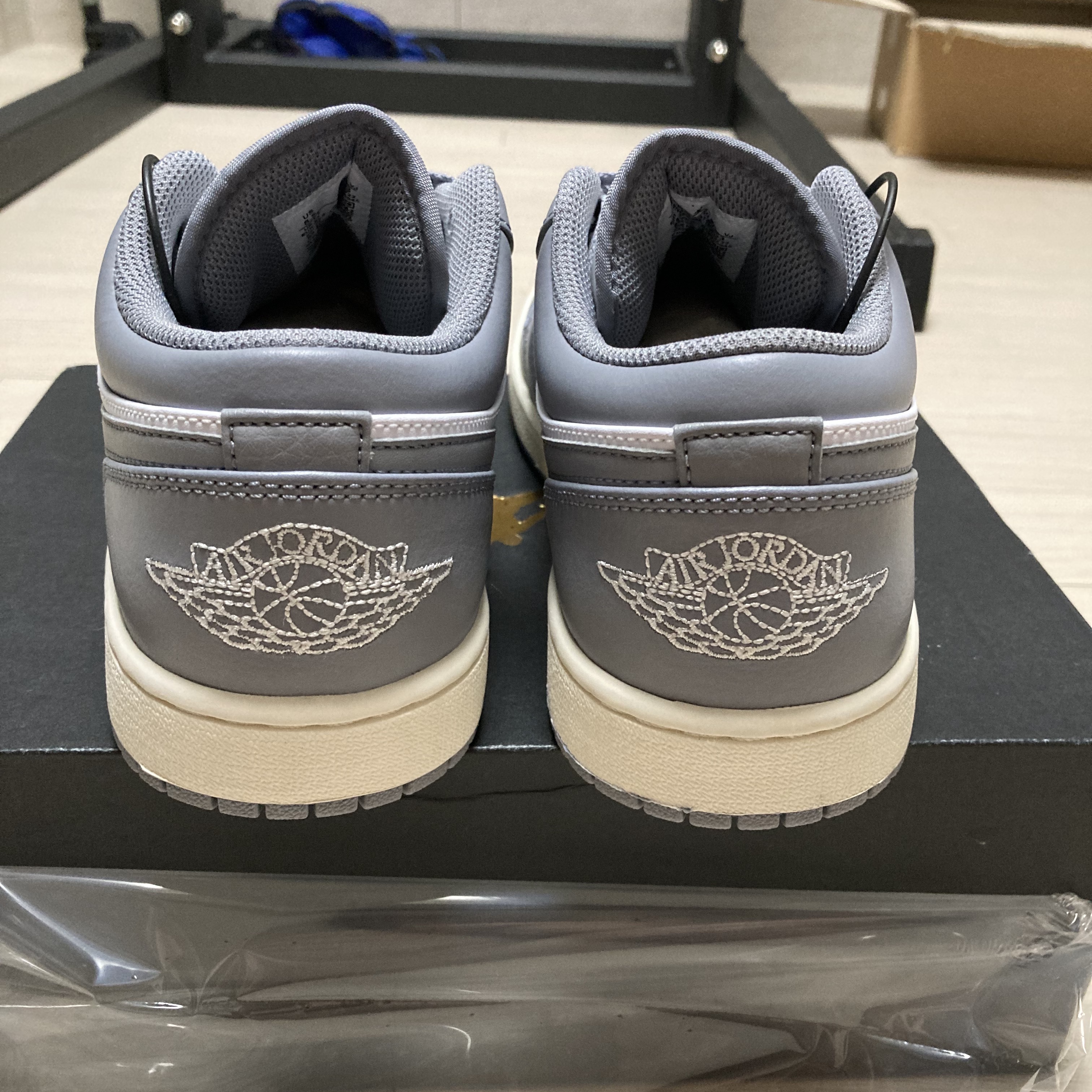 Jordan 1 Low Stealth and White 착용 스타일 - 3