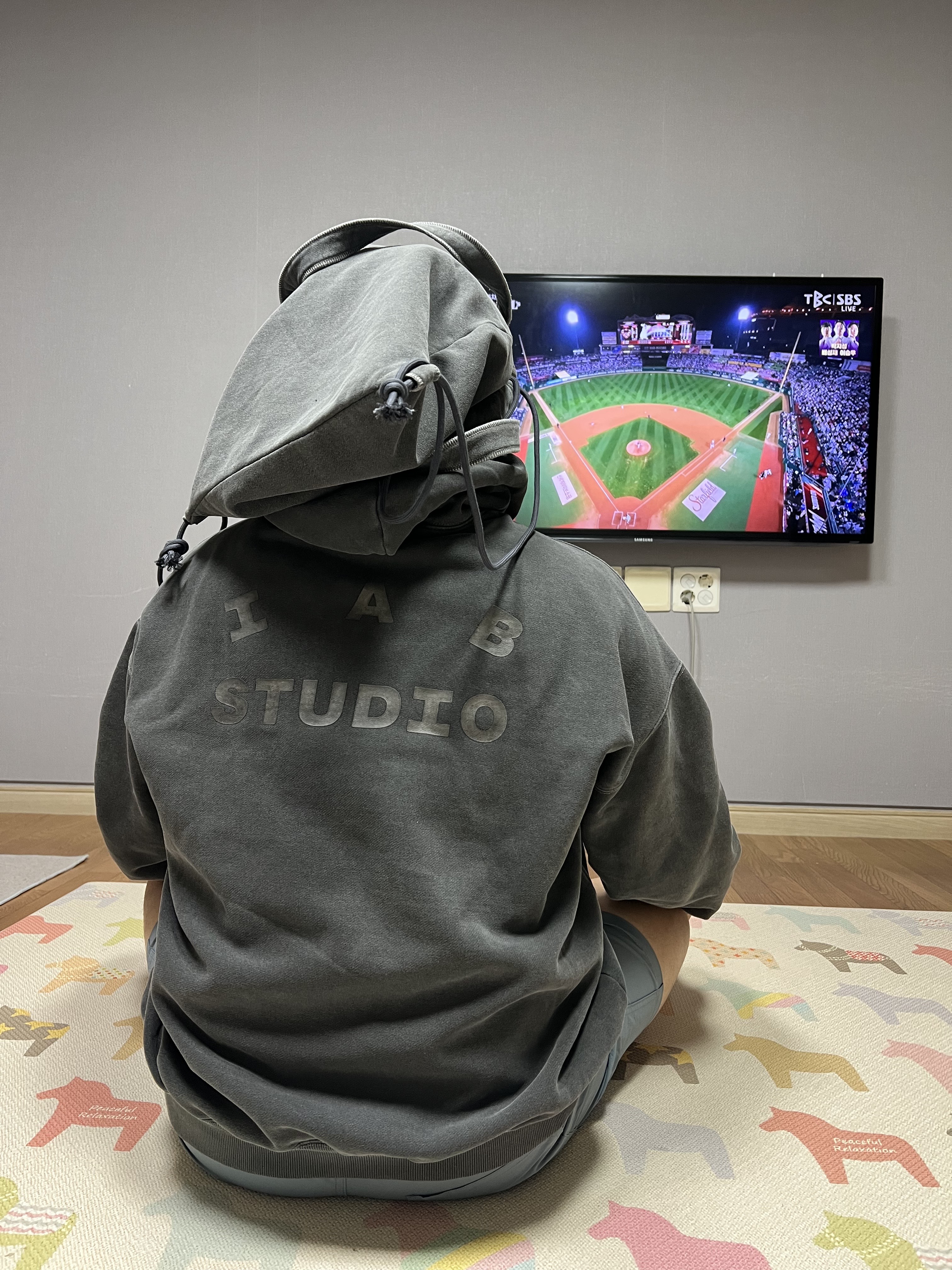 IAB Studio Pigment Hoodie & Sack Black 착용 스타일