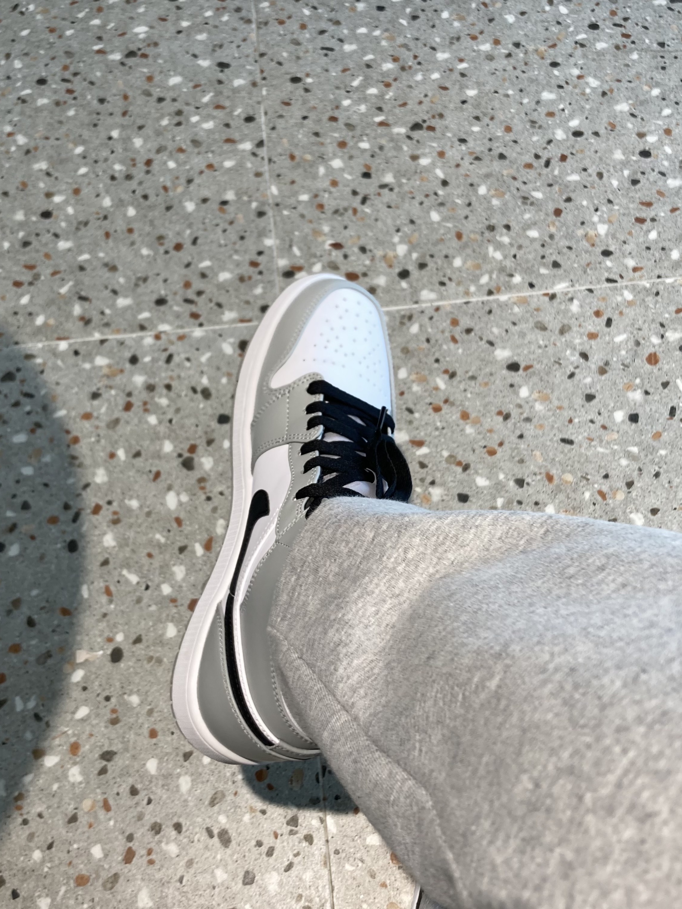 Jordan 1 Mid Light Smoke Grey 착용 스타일 - 2