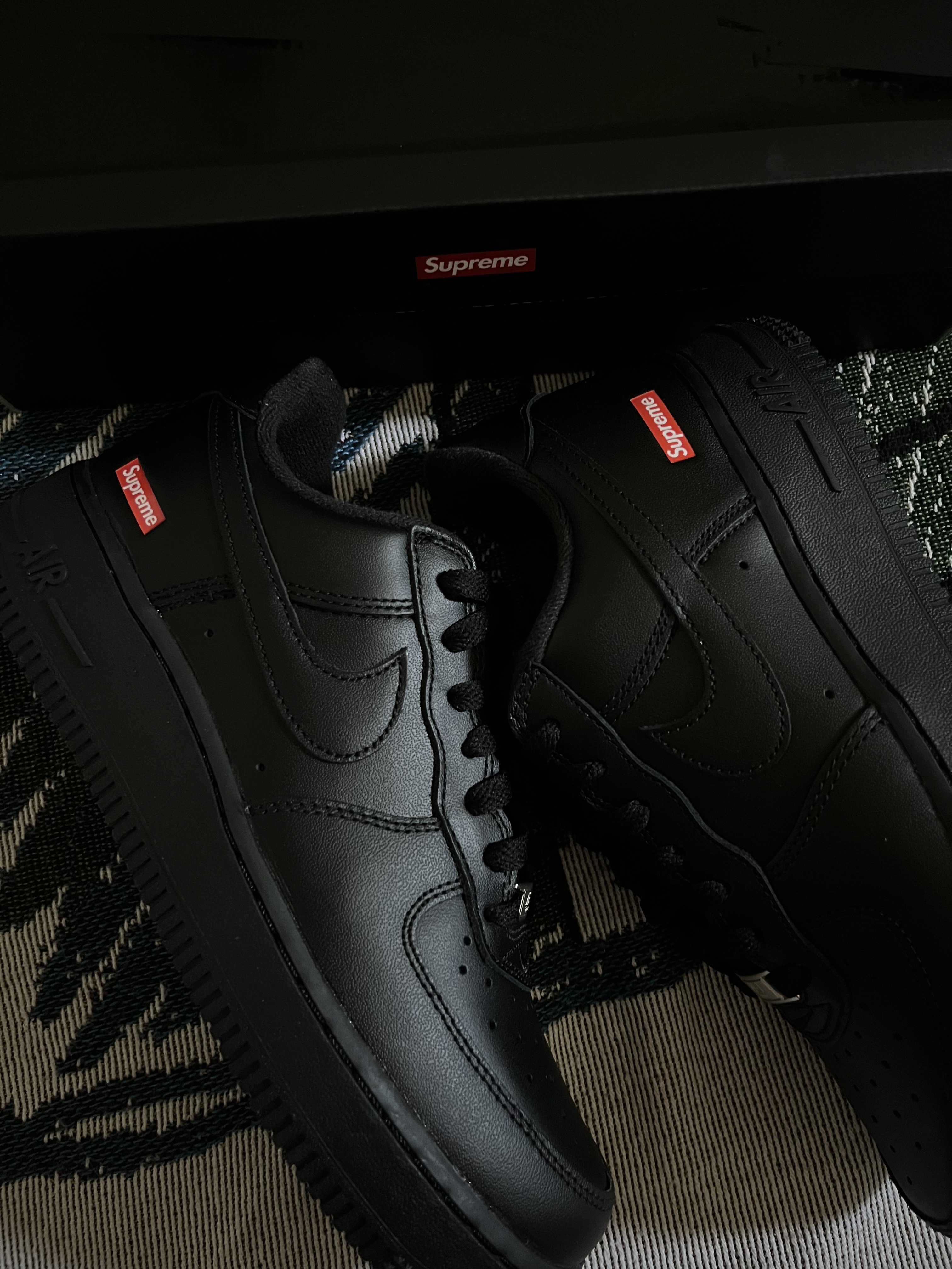Nike x Supreme Air Force 1 Low Black 착용 스타일