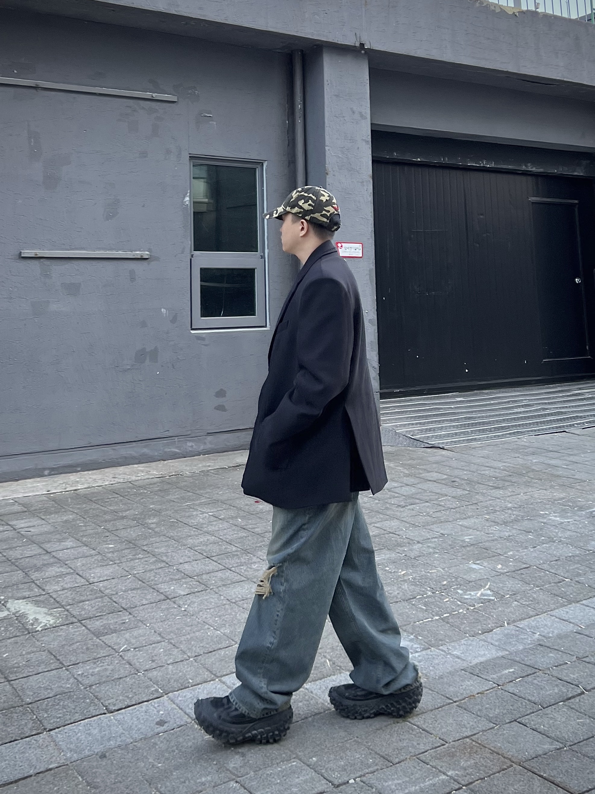 Balenciaga Defender Sneakers Black 착용 스타일 - 2
