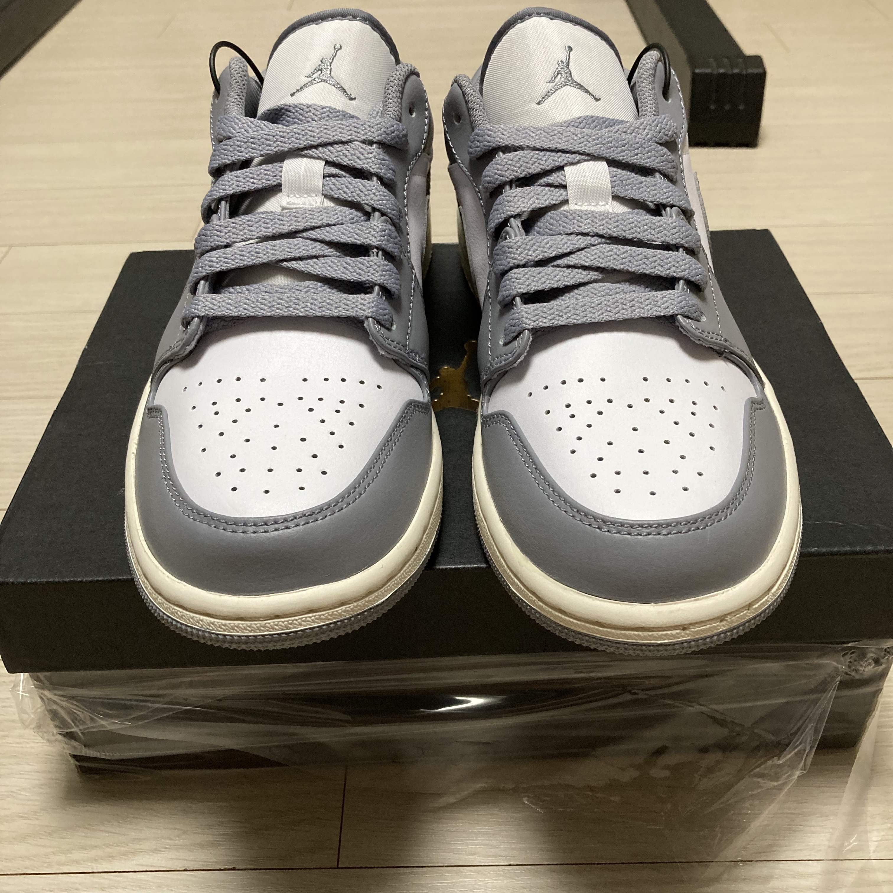 Jordan 1 Low Stealth and White 착용 스타일 - 1