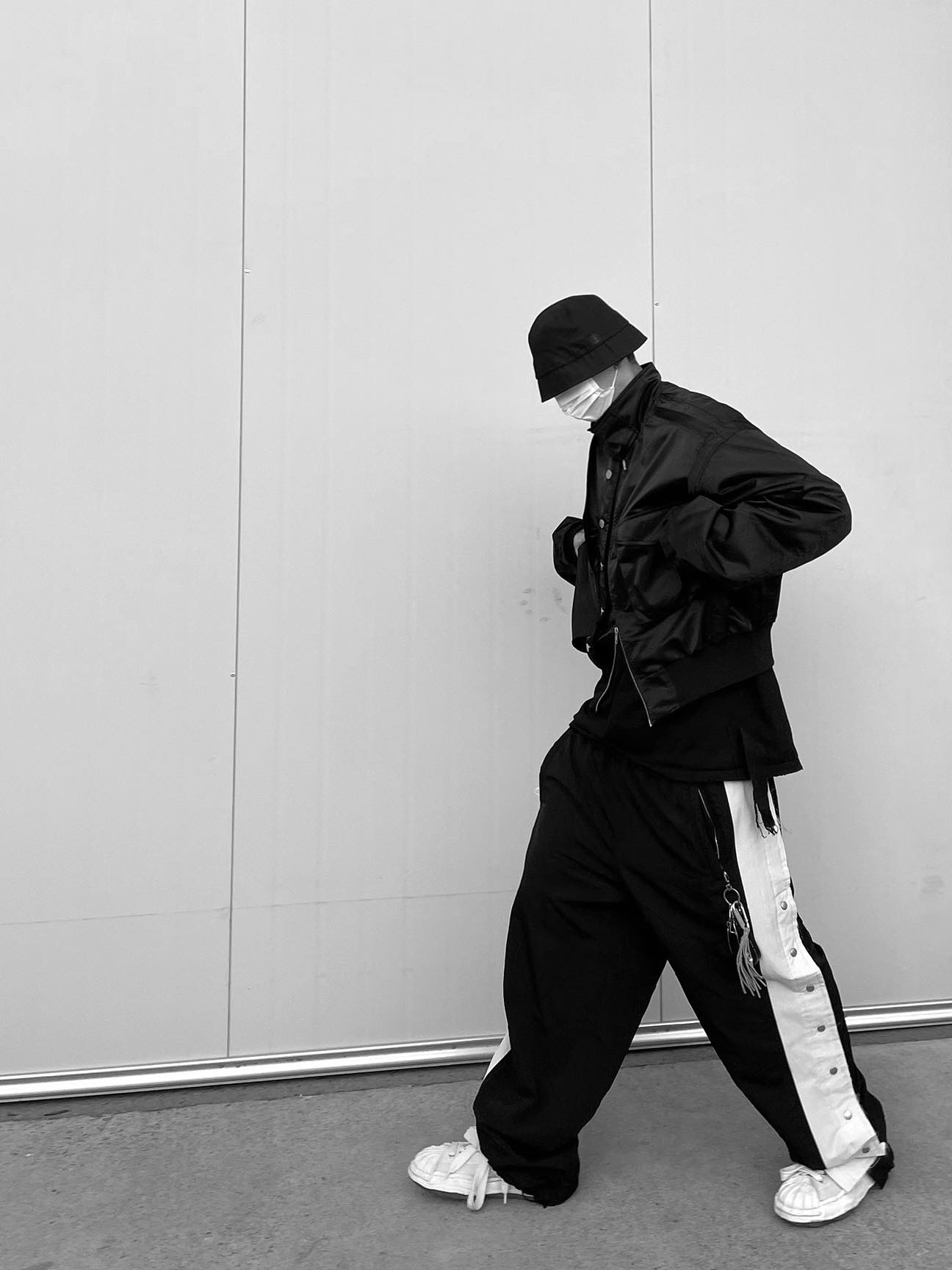 Maison Mihara Yasuhiro Blakey OG STC Sole Paper Like Leather Low-top Sneakers White, Maison Mihara Yasuhiro Blakey OG STC Sole OD Canvas Low-top Sneakers White 착용 스타일 - 1