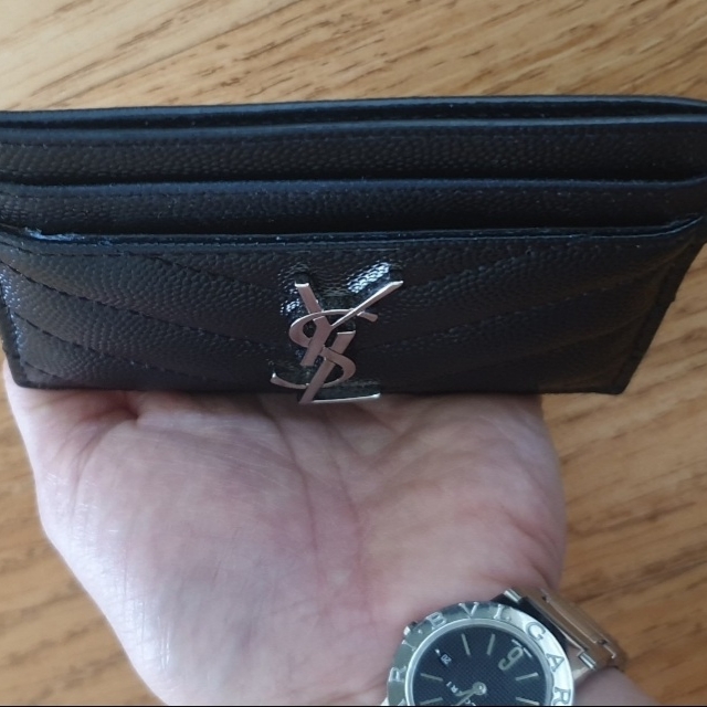 Saint Laurent Cassandre Matelasse Card Case in Grain De Poudre Embossed Leather Black 착용 스타일