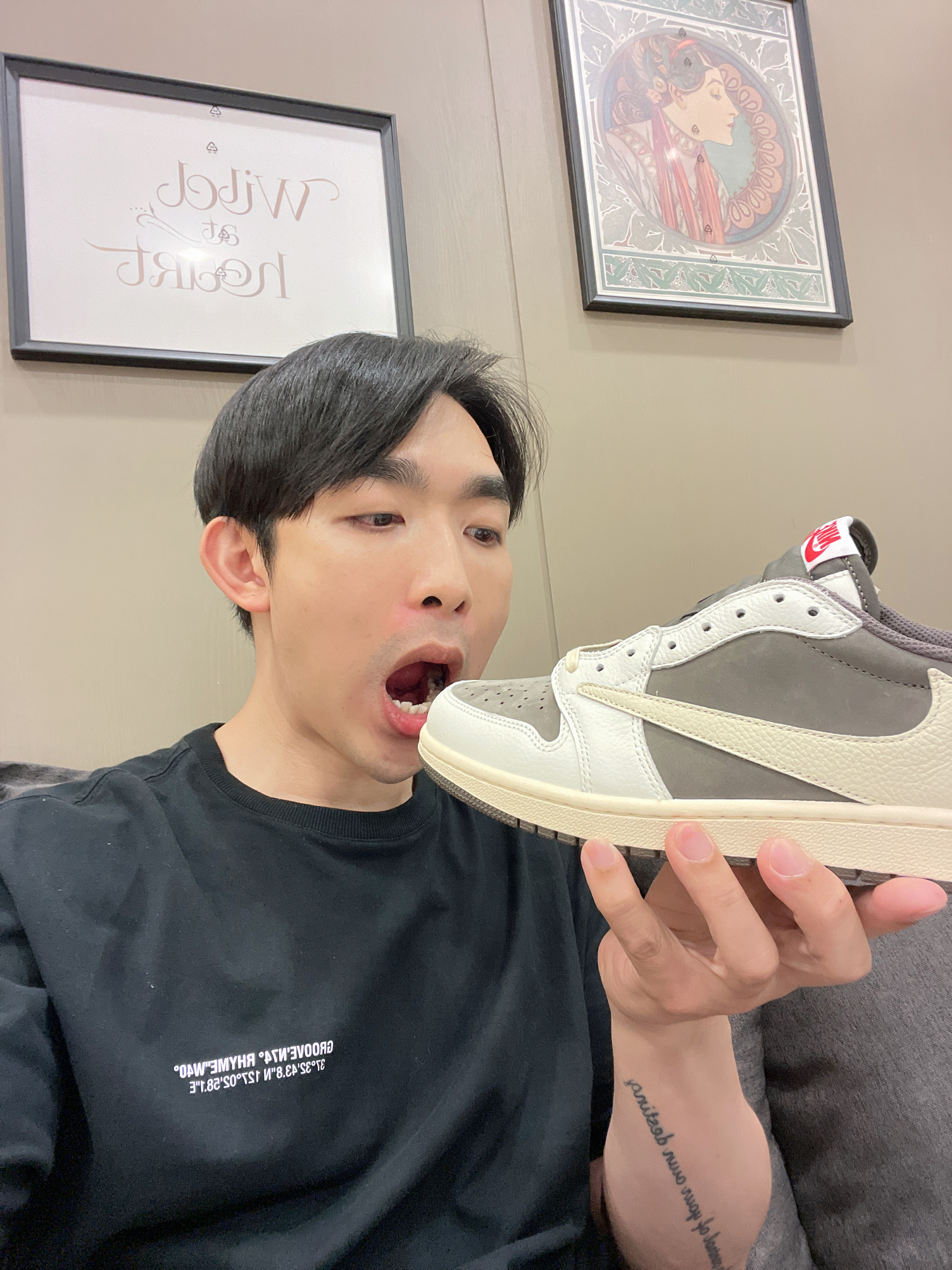 Jordan 1 x Travis Scott Retro Low OG SP Sail and Ridgerock 착용 스타일 - 4