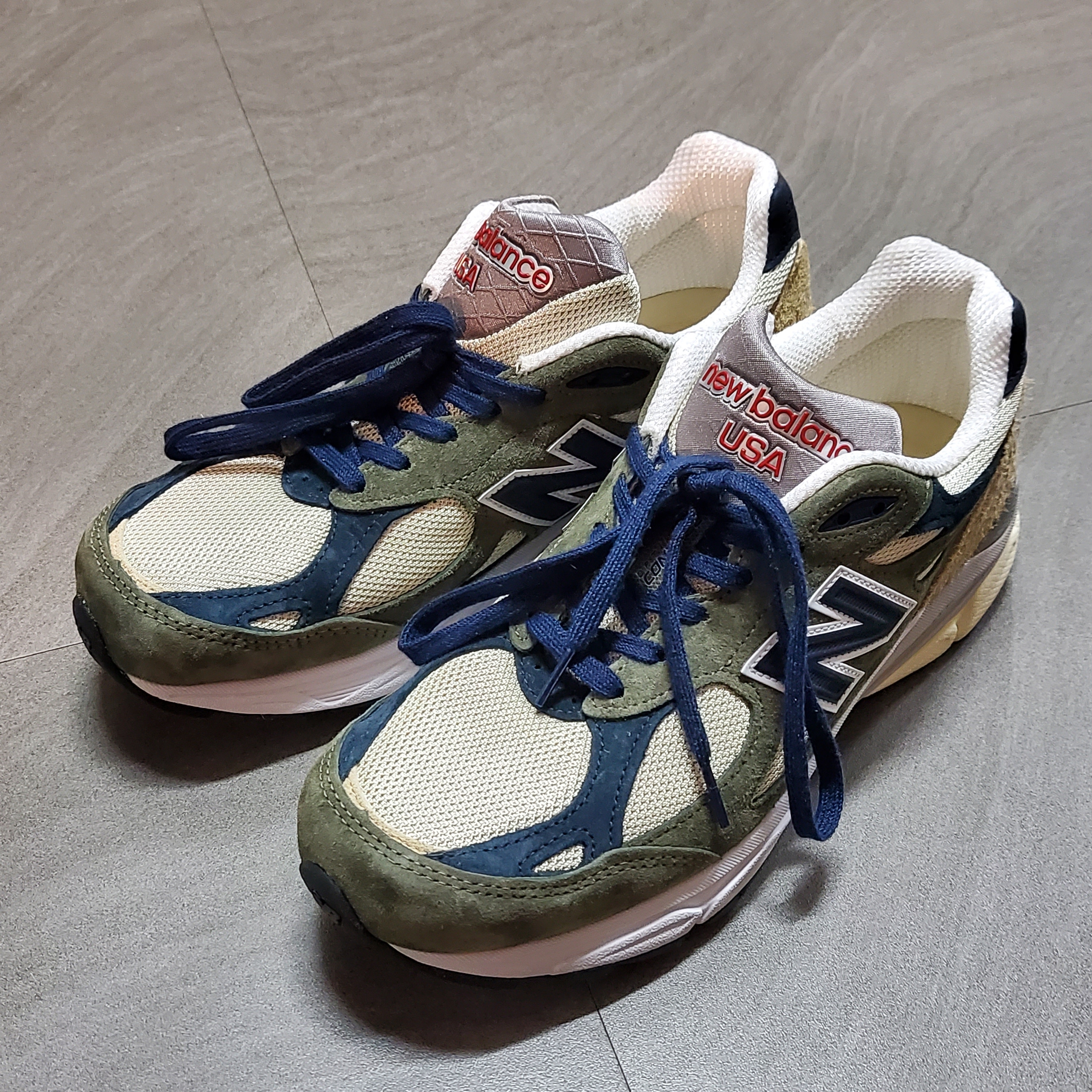 New Balance 990v3 Made in USA Olive 착용 스타일 - 1