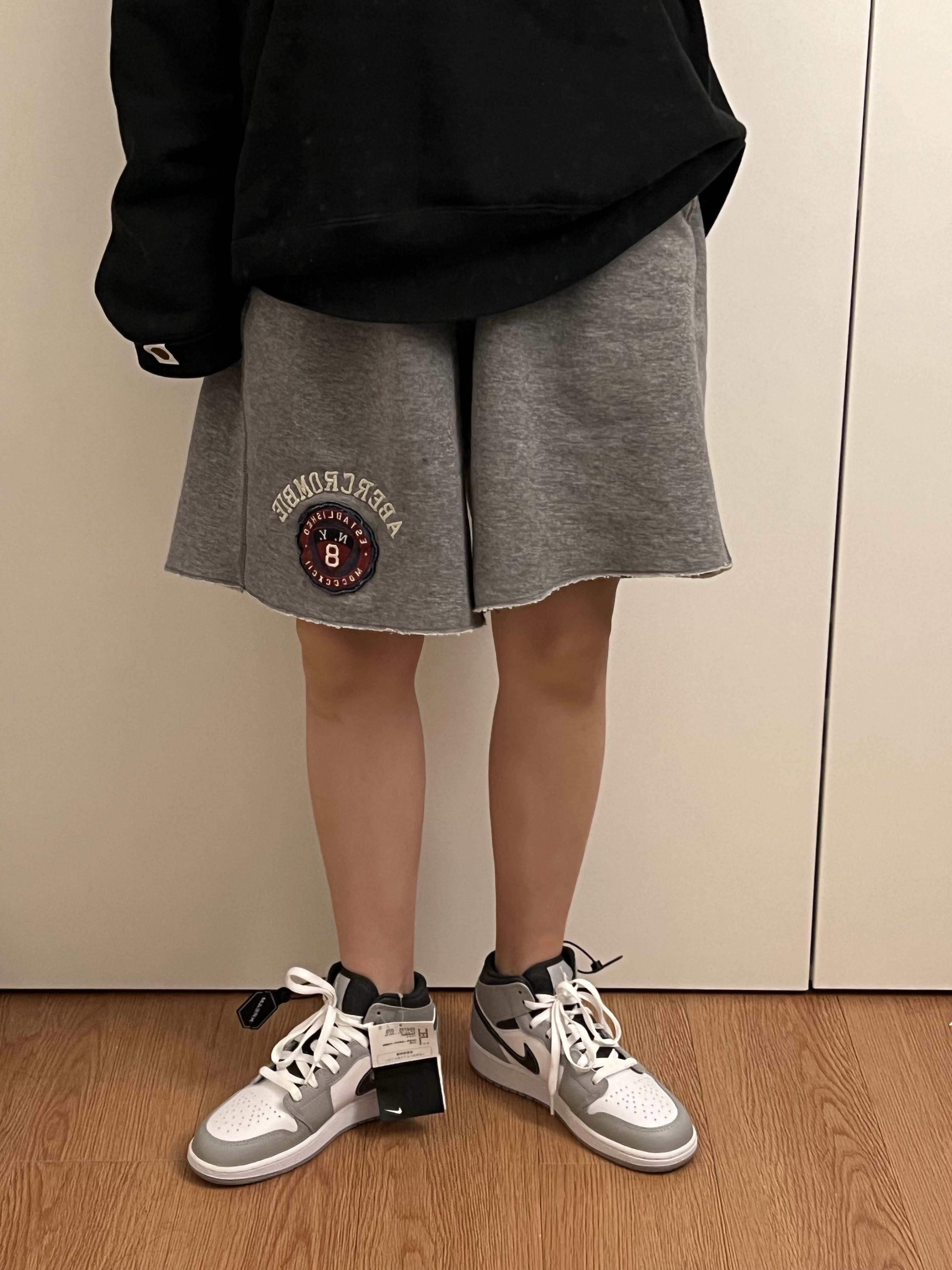 (GS) Jordan 1 Mid Light Smoke Grey Anthracite 착용 스타일 - 1