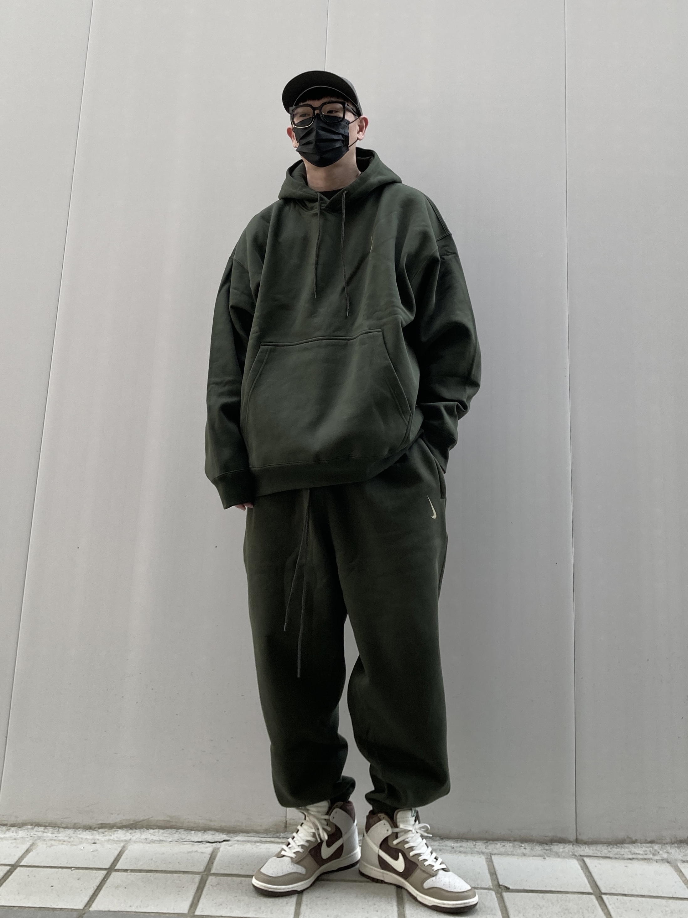 Nike x Billie Eilish NRG Fleece Hoodie Sequoia - Asia, Nike x Billie Eilish NRG Fleece Hoodie Sequoia - US/EU 착용 스타일 - 1