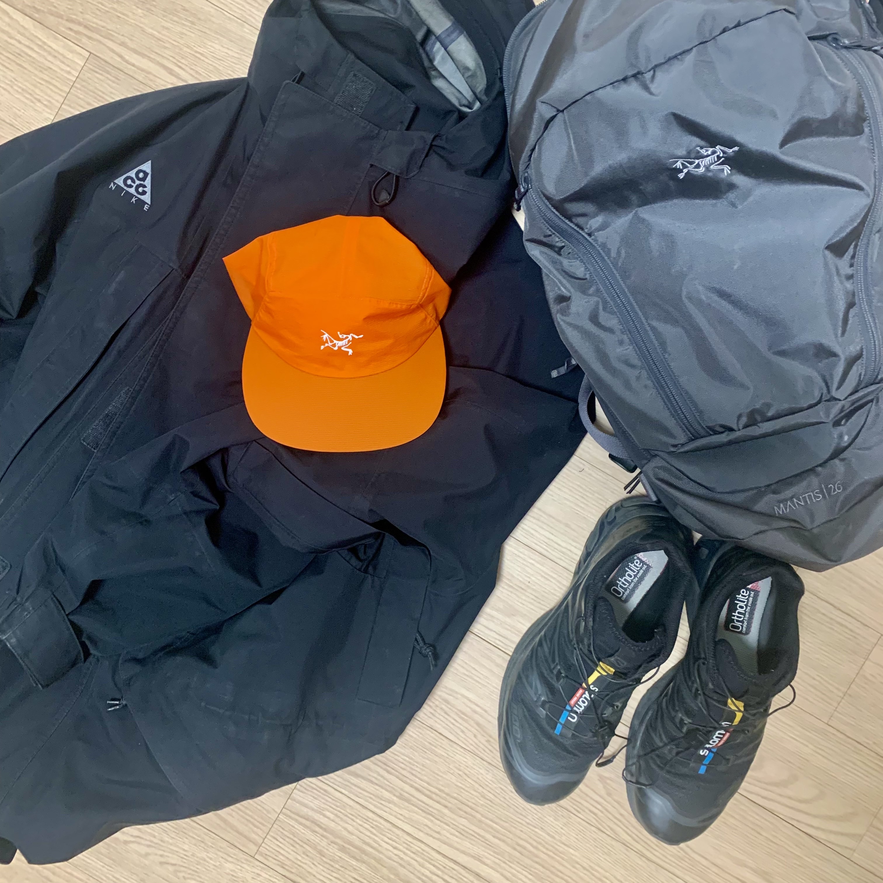 Arc'teryx Norvan Cap Phenom, Arc'teryx Mantis 26 Backpack Black 착용 스타일 - 4