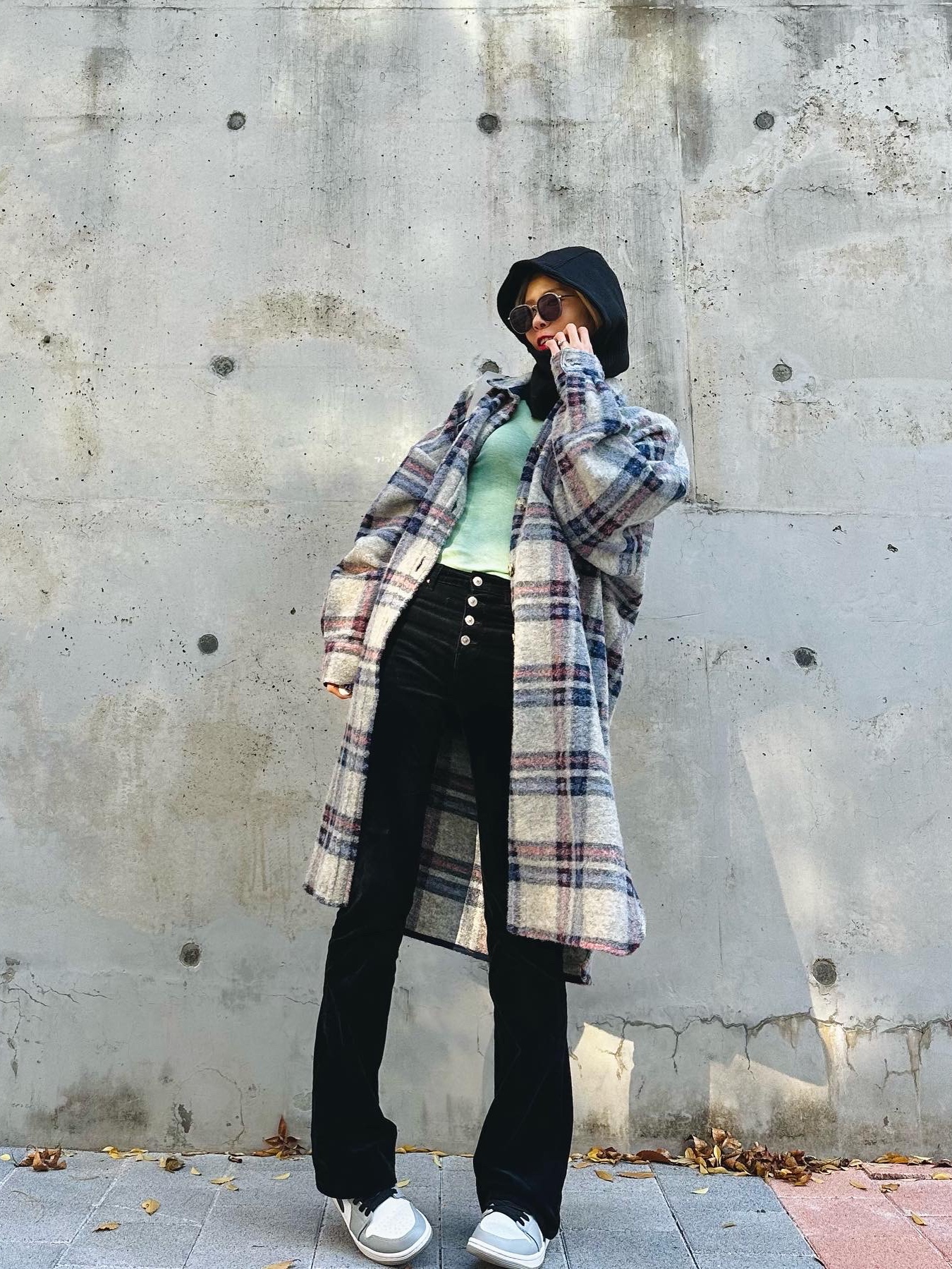 Jordan 1 Mid Light Smoke Grey Anthracite 착용 스타일 - 2