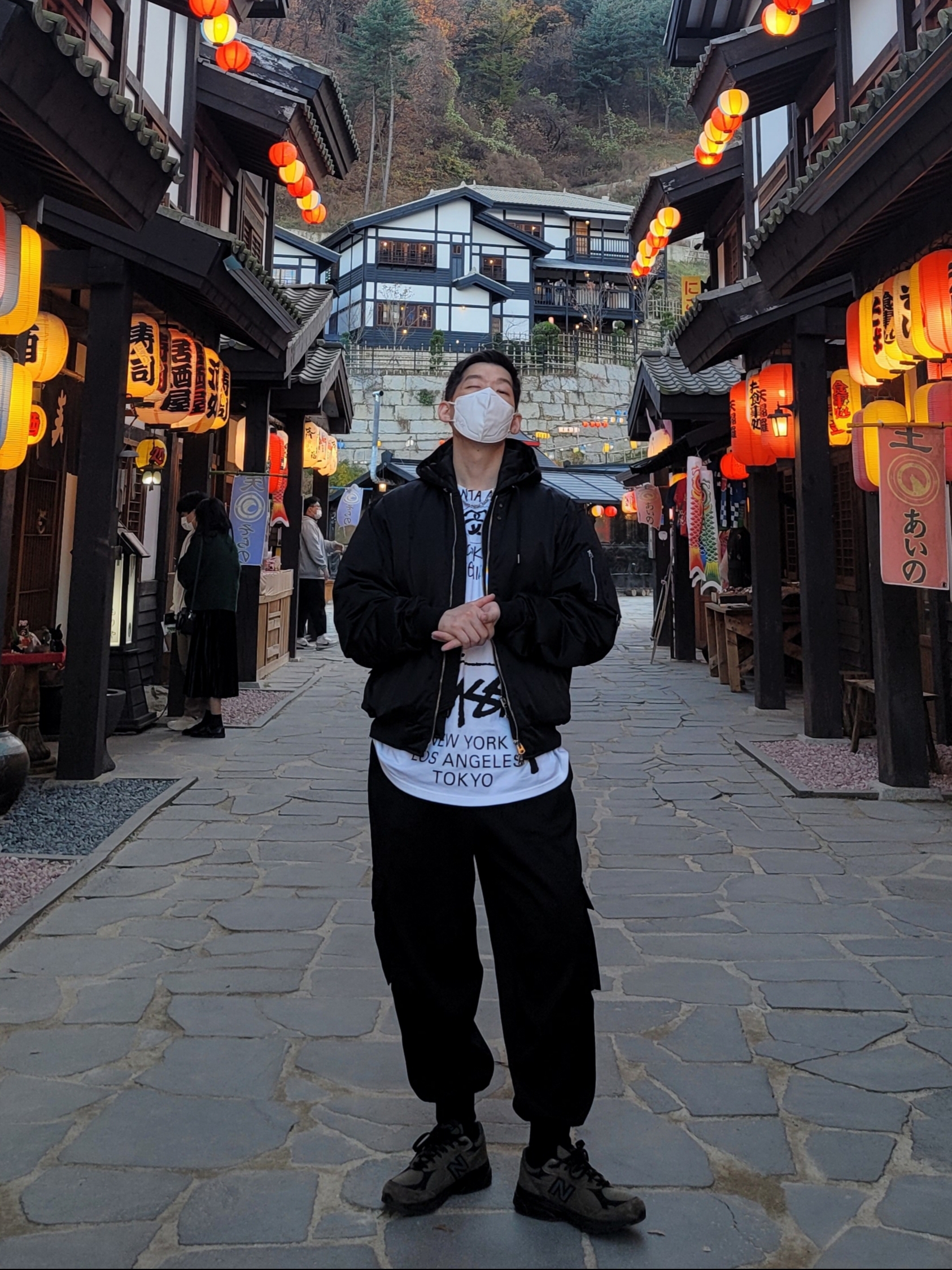 Stussy x Takahiromiyashita The Soloist 40 WT T-Shirt, New Balance x JJJJound 990v3 Brown Black 착용 스타일
