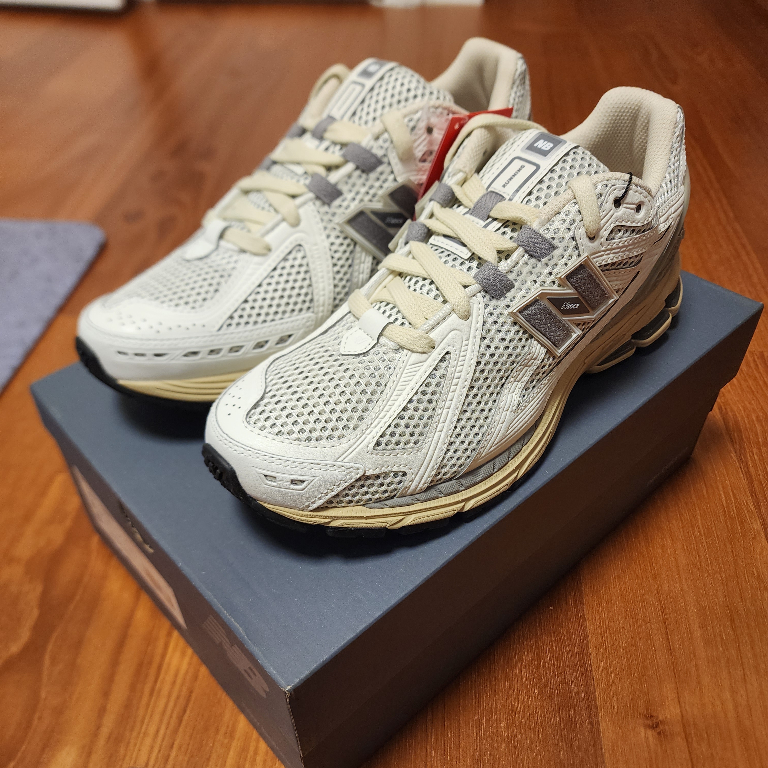 New Balance 1906R White Gray 착용 스타일 - 2