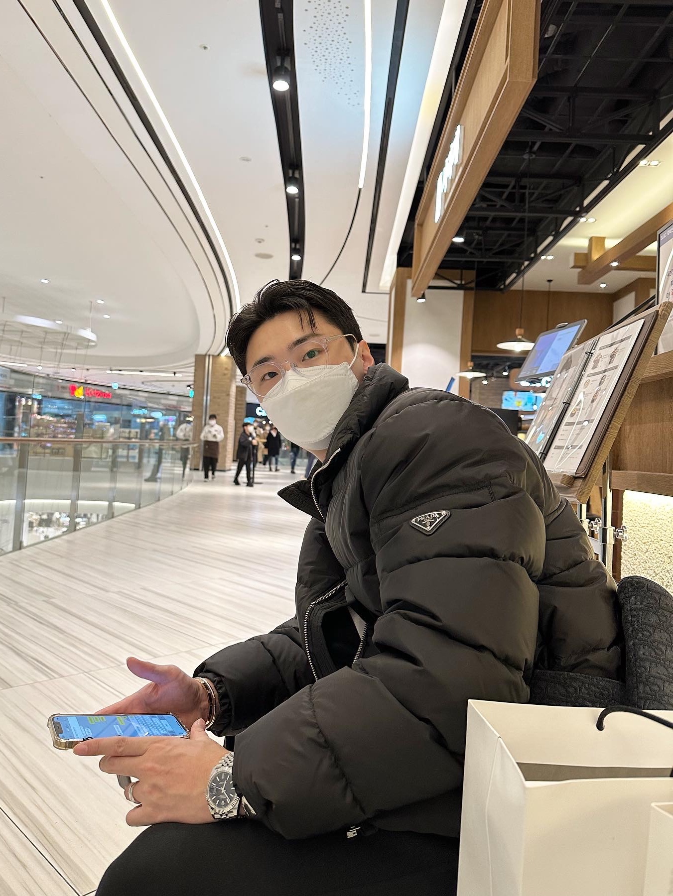Prada Re-Nylon Short Puffer Jacket Black 착용 스타일 - 5
