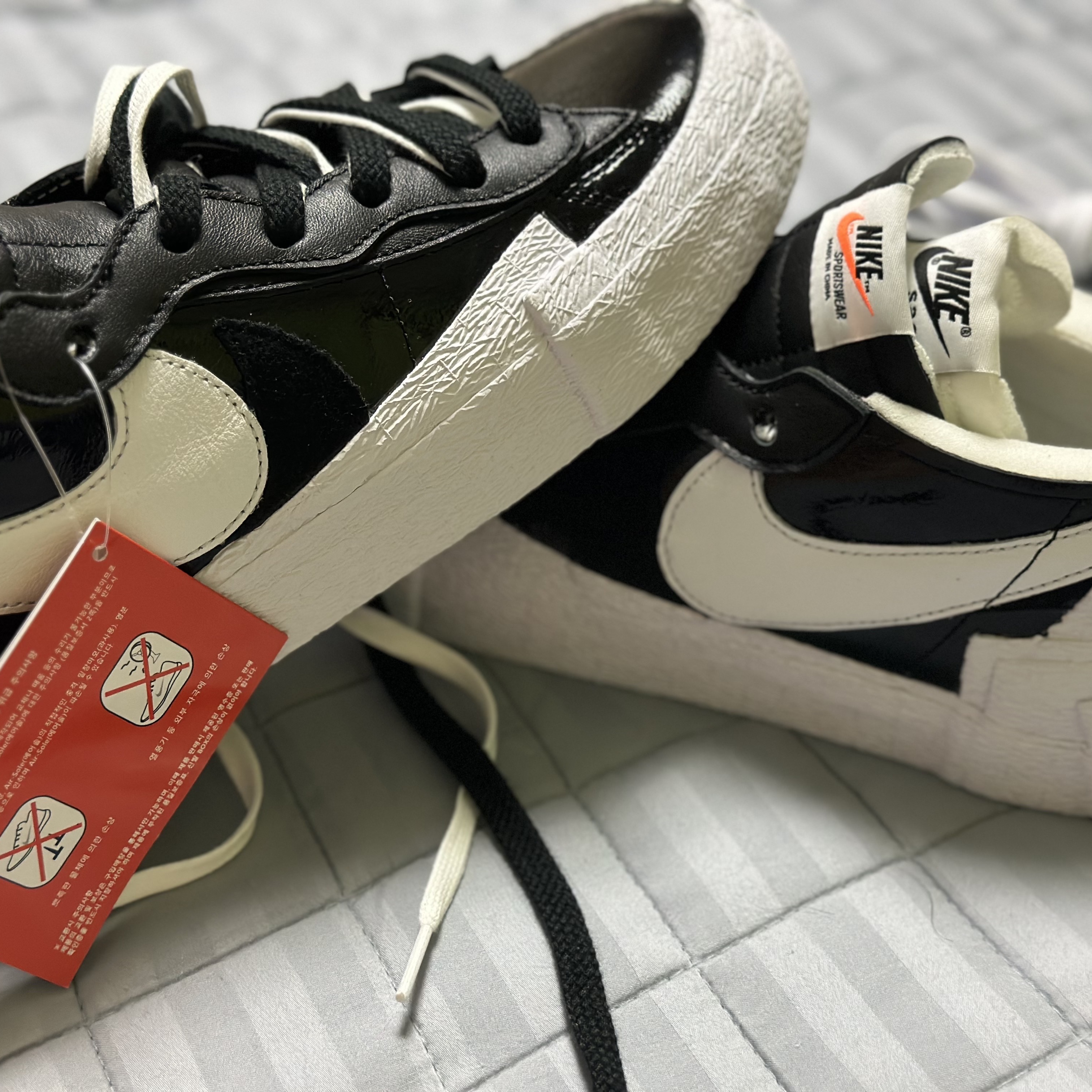 Nike x Sacai Blazer Low Black Patent Leather, Nike Air Max 97 Triple White Wolf Grey 착용 스타일 - 2