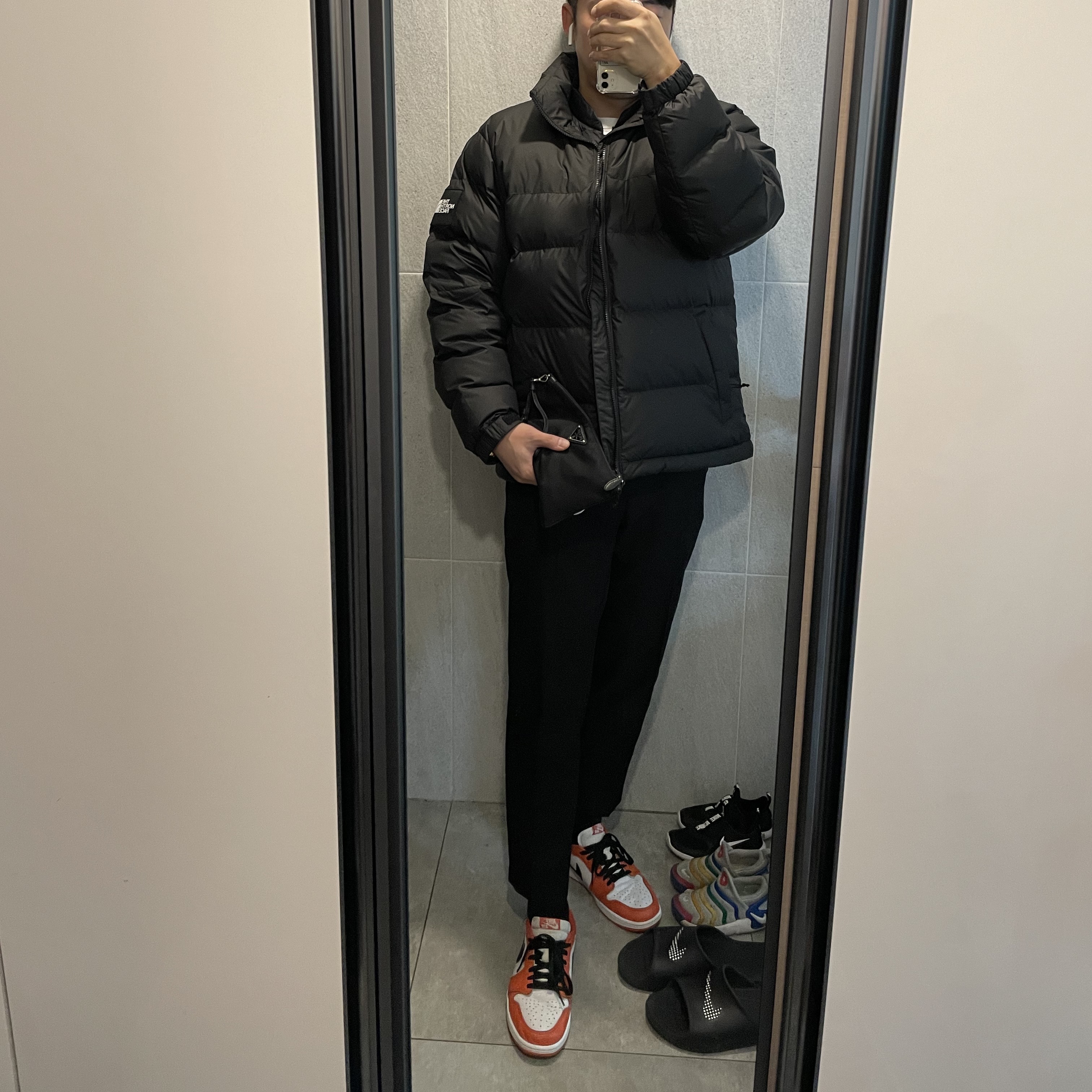 The North Face 1992 Nuptse Jacket Black, Jordan 1 Low OG Starfish 착용 스타일