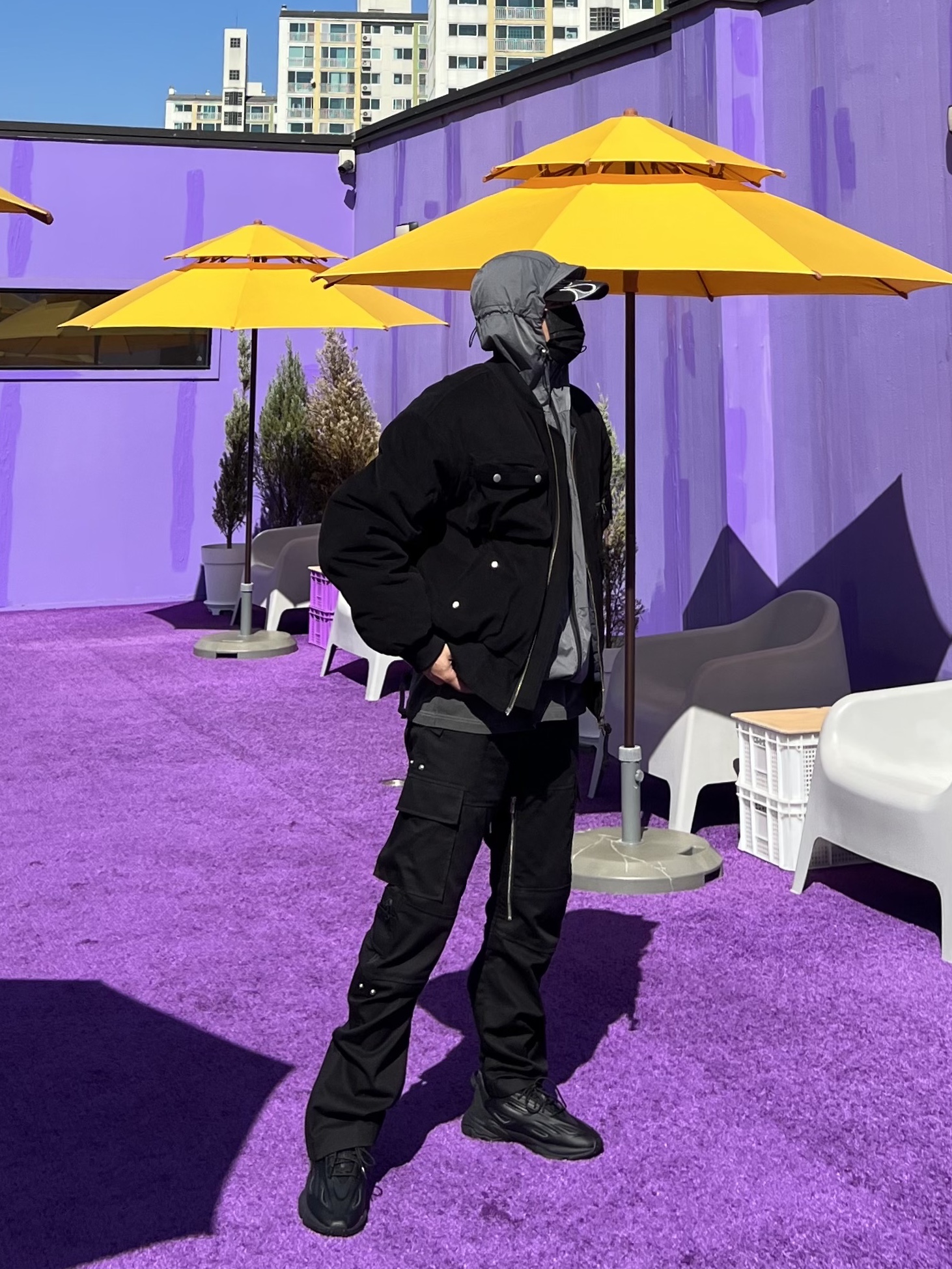 Yeezy Gap Engineered By Balenciaga Flame Cap Black, Adidas Ozweego Celox Core Black 착용 스타일 - 3