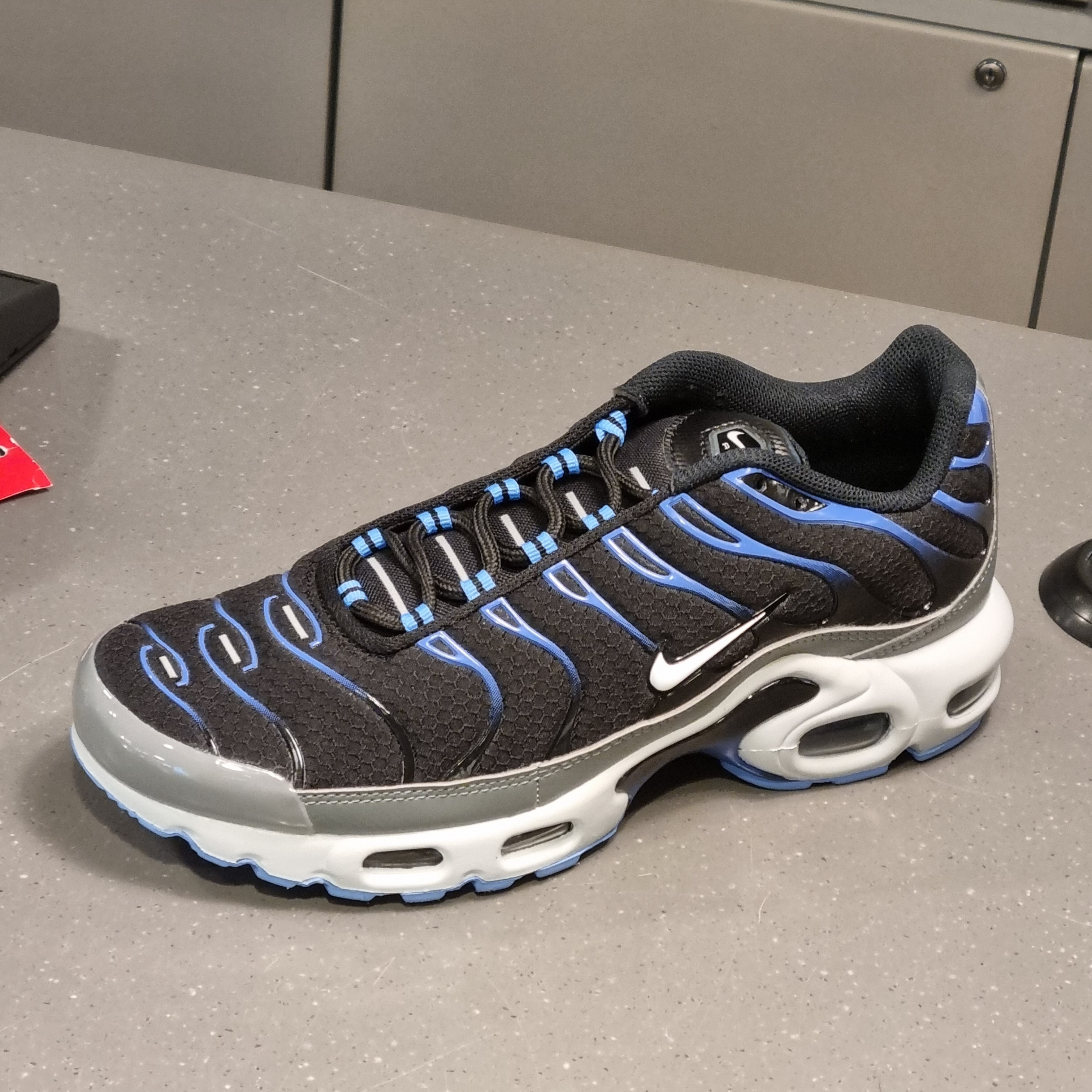 Nike Air Max Plus Black Medium Blue 착용 스타일