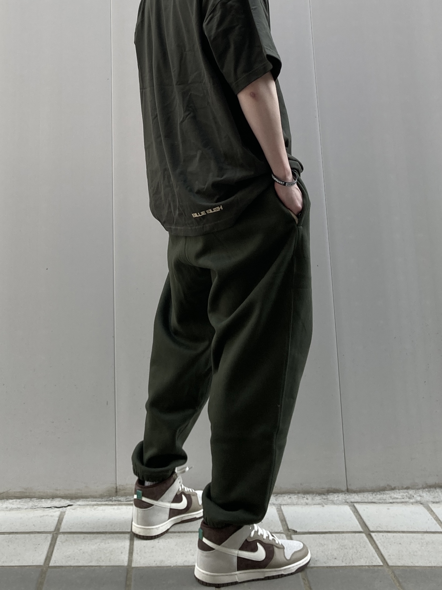 Nike x Billie Eilish NRG T-Shirt Sequoia - US/EU, Nike x Billie Eilish NRG Fleece Pants Sequoia - US/EU 착용 스타일 - 5