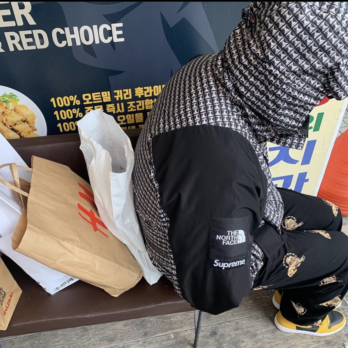 Supreme x The North Face Studded Mountain Light Jacket Black - 21SS, Jordan 1 Retro High OG Pollen 착용 스타일