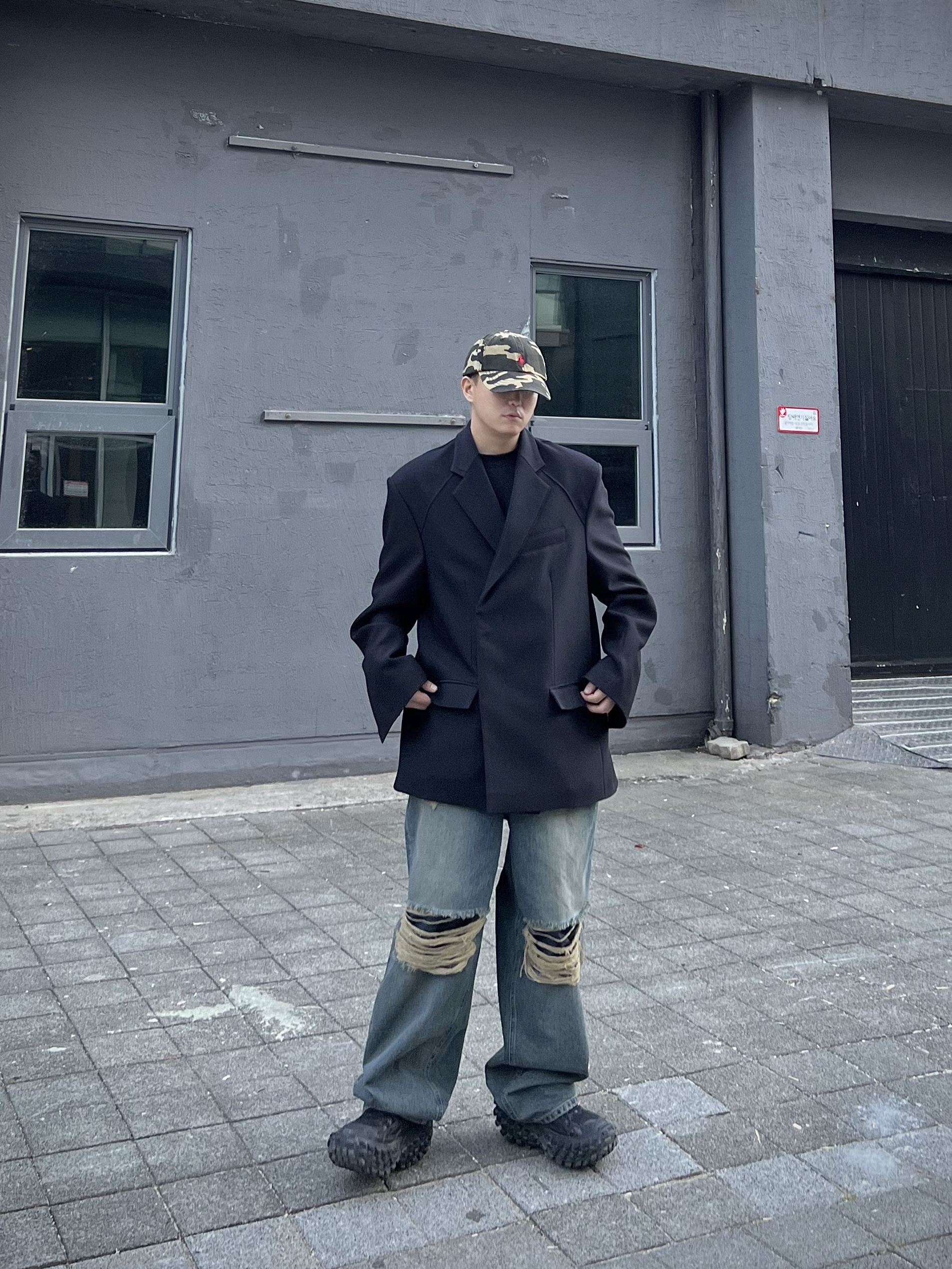 Balenciaga Defender Sneakers Black 착용 스타일 - 3