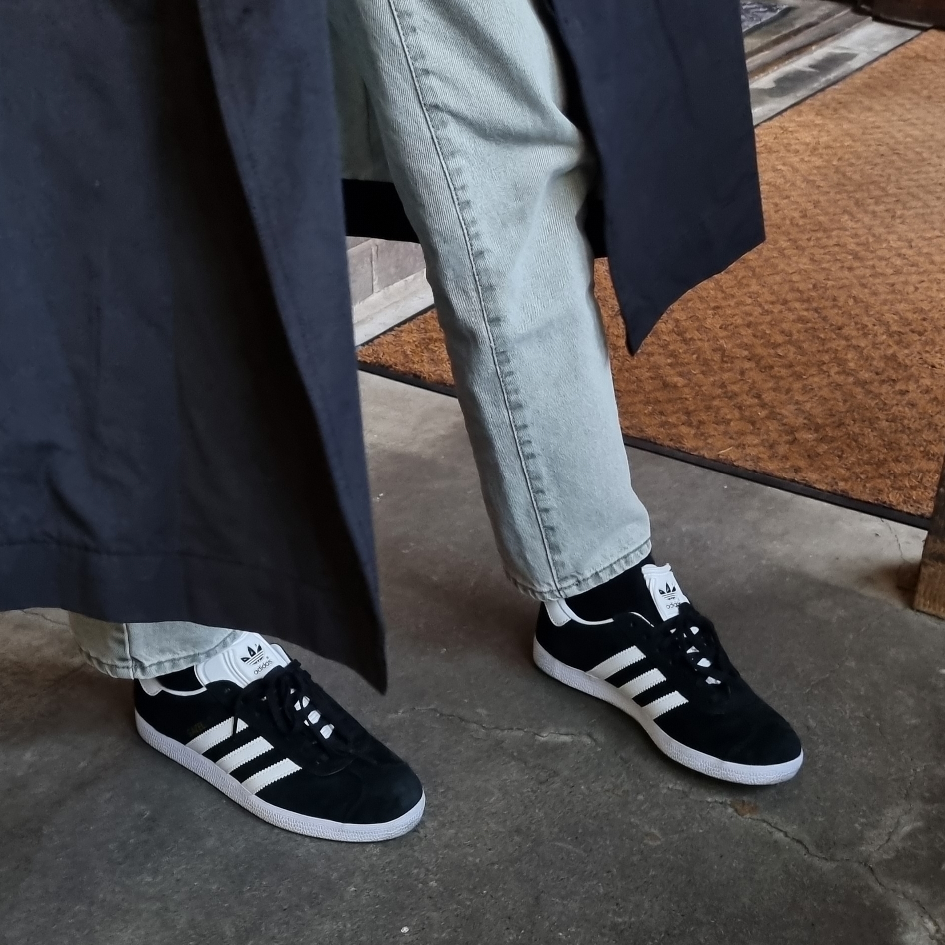 Adidas Gazelle Core Black White 착용 스타일