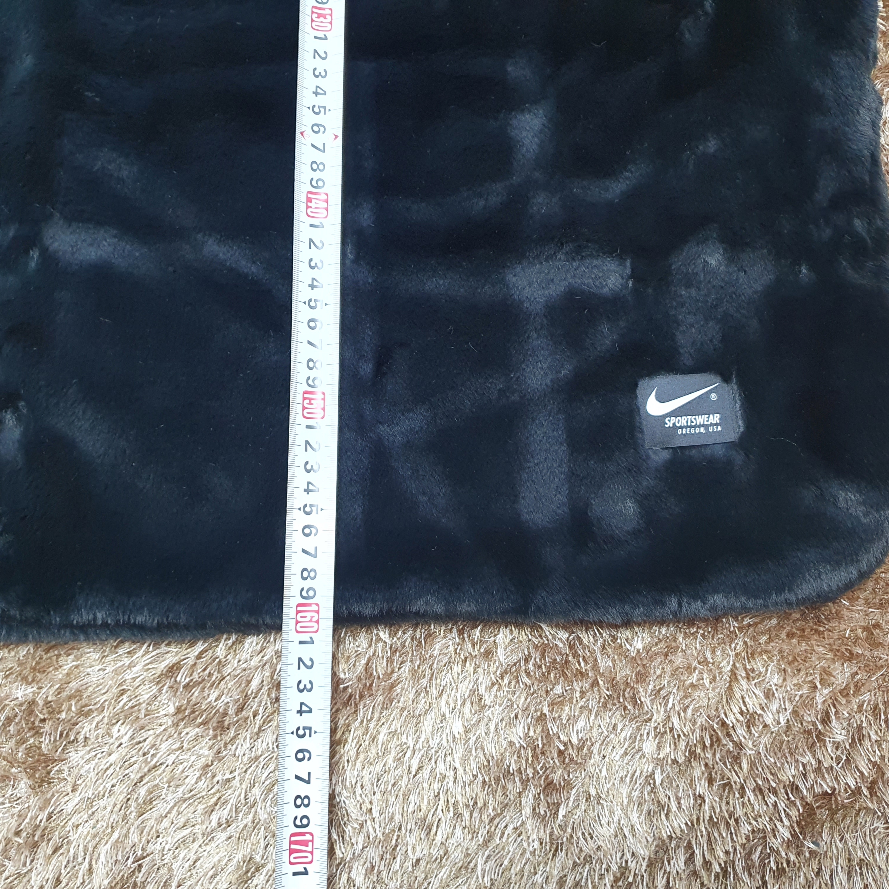 Nike NSW Faux Fur Blanket Black White 착용 스타일 - 4