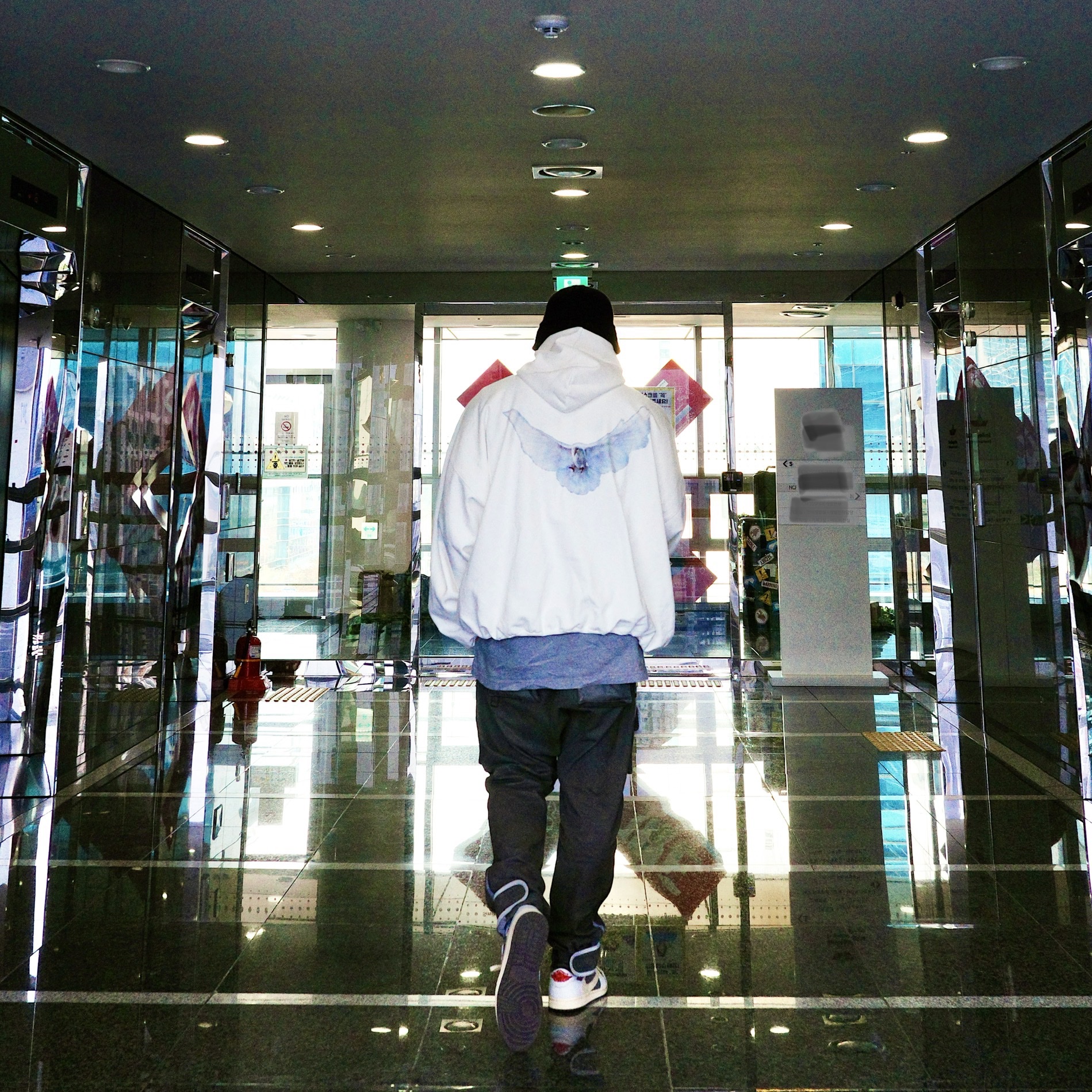 Yeezy Gap Engineered By Balenciaga Dove Hoodie White, Jordan 1 x Travis Scott Retro Low OG SP Sail and Ridgerock 착용 스타일 - 1