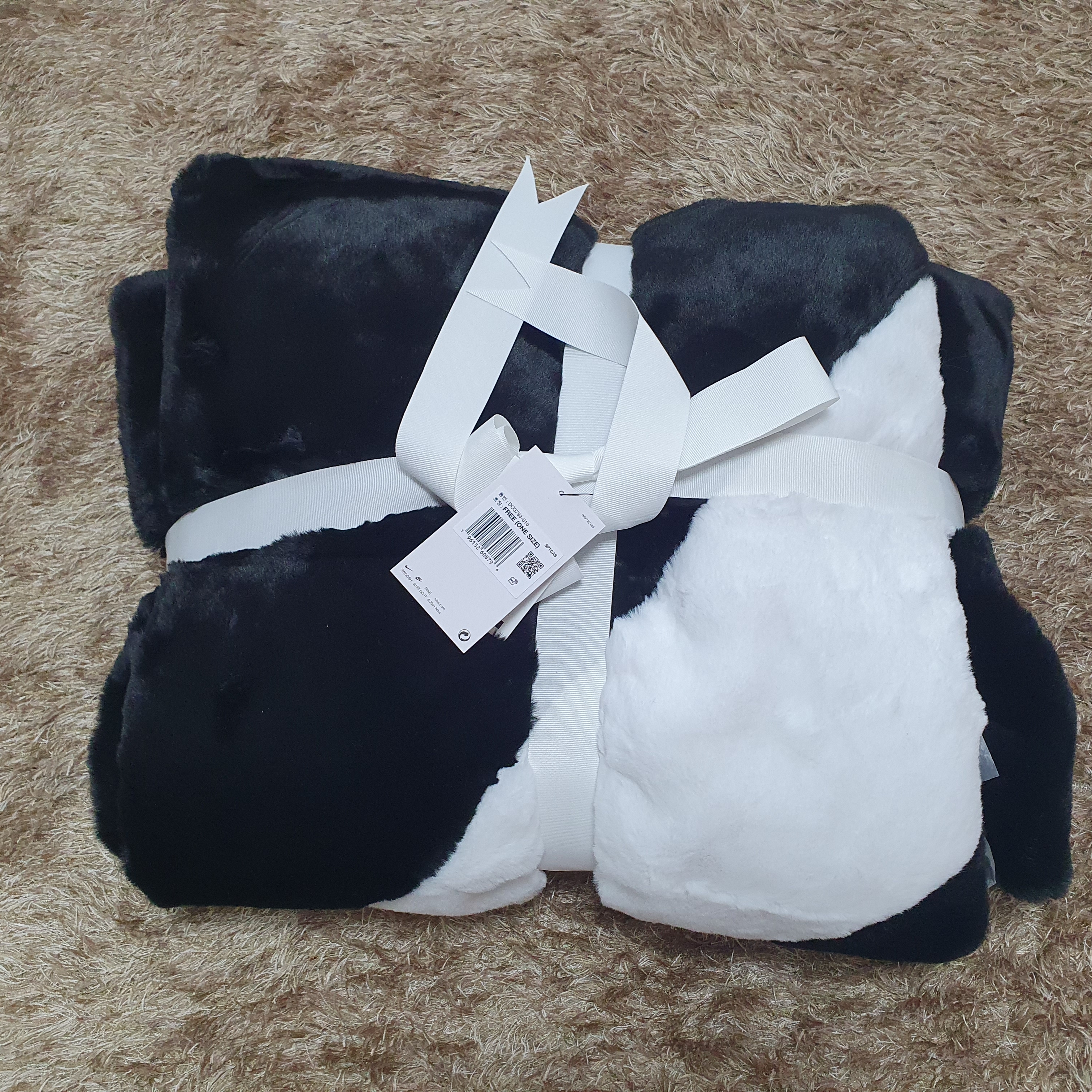 Nike NSW Faux Fur Blanket Black White 착용 스타일 - 2