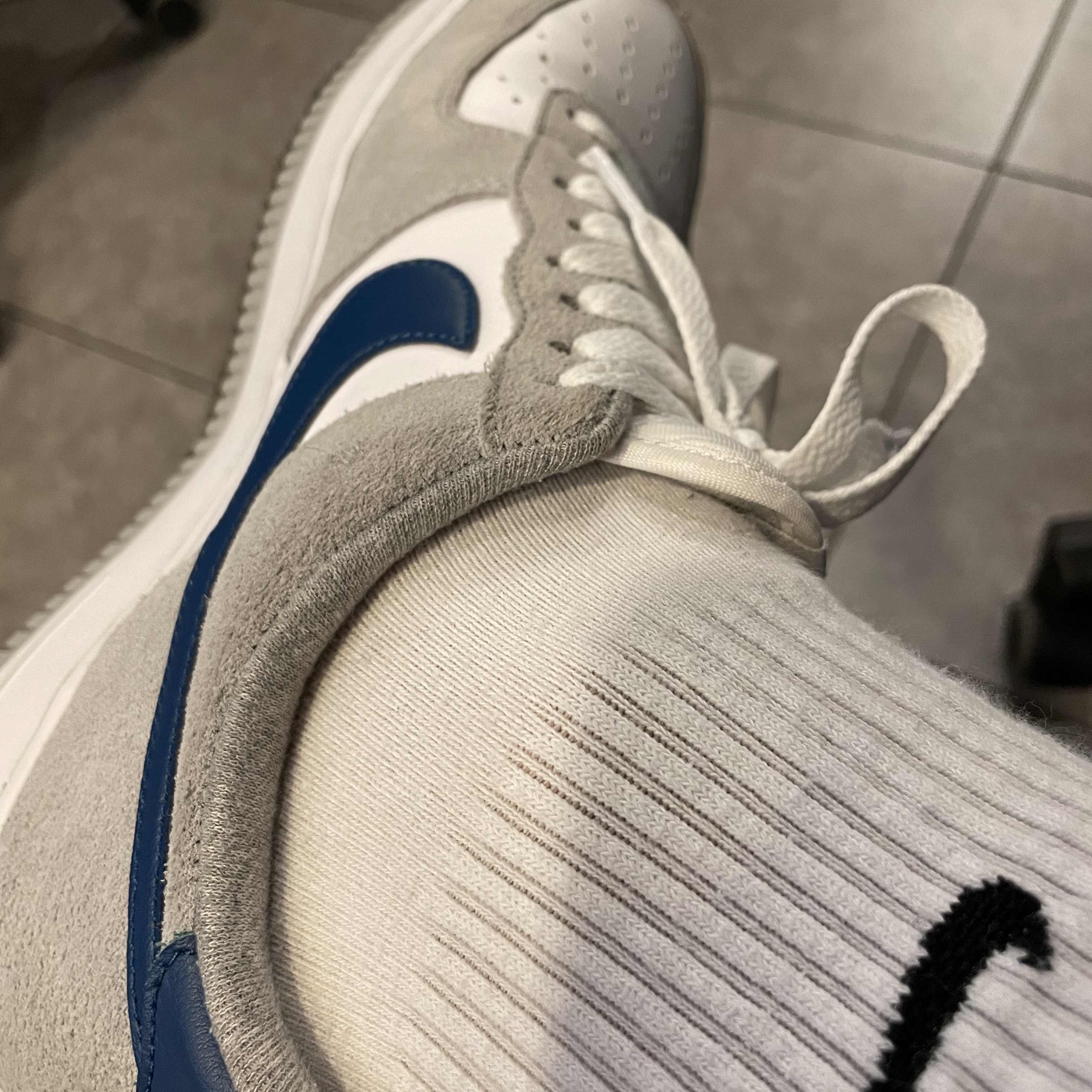 Nike Air Force 1 '07 LV8 Athletic Club Light Smoke Grey Marina 착용 스타일