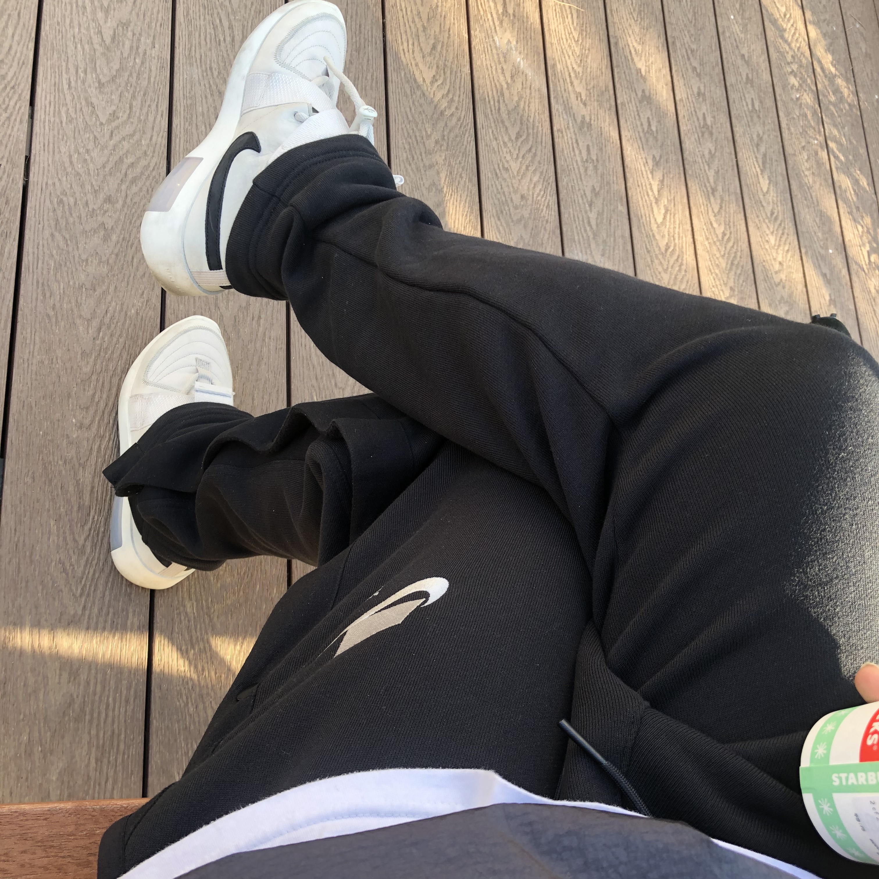 Nike x Fear of God Air Fear of God Raid Light Bone, Nike x Stussy Windrunner Jacket Off Noir 착용 스타일 - 1