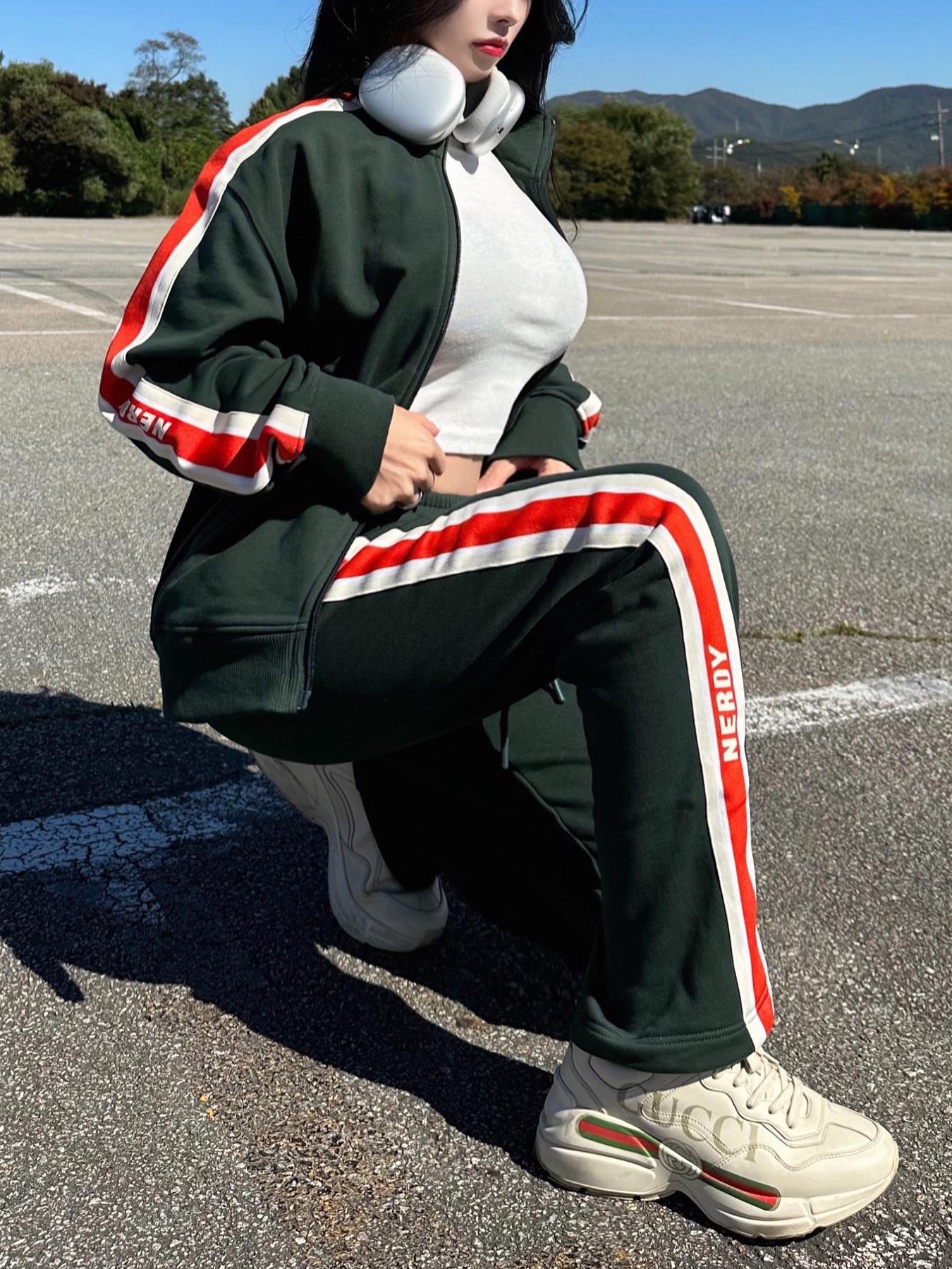 Gucci Rhyton Leather Sneakers Logo, Apple AirPods Max Lightning Silver (Korean Ver.) 착용 스타일 - 3
