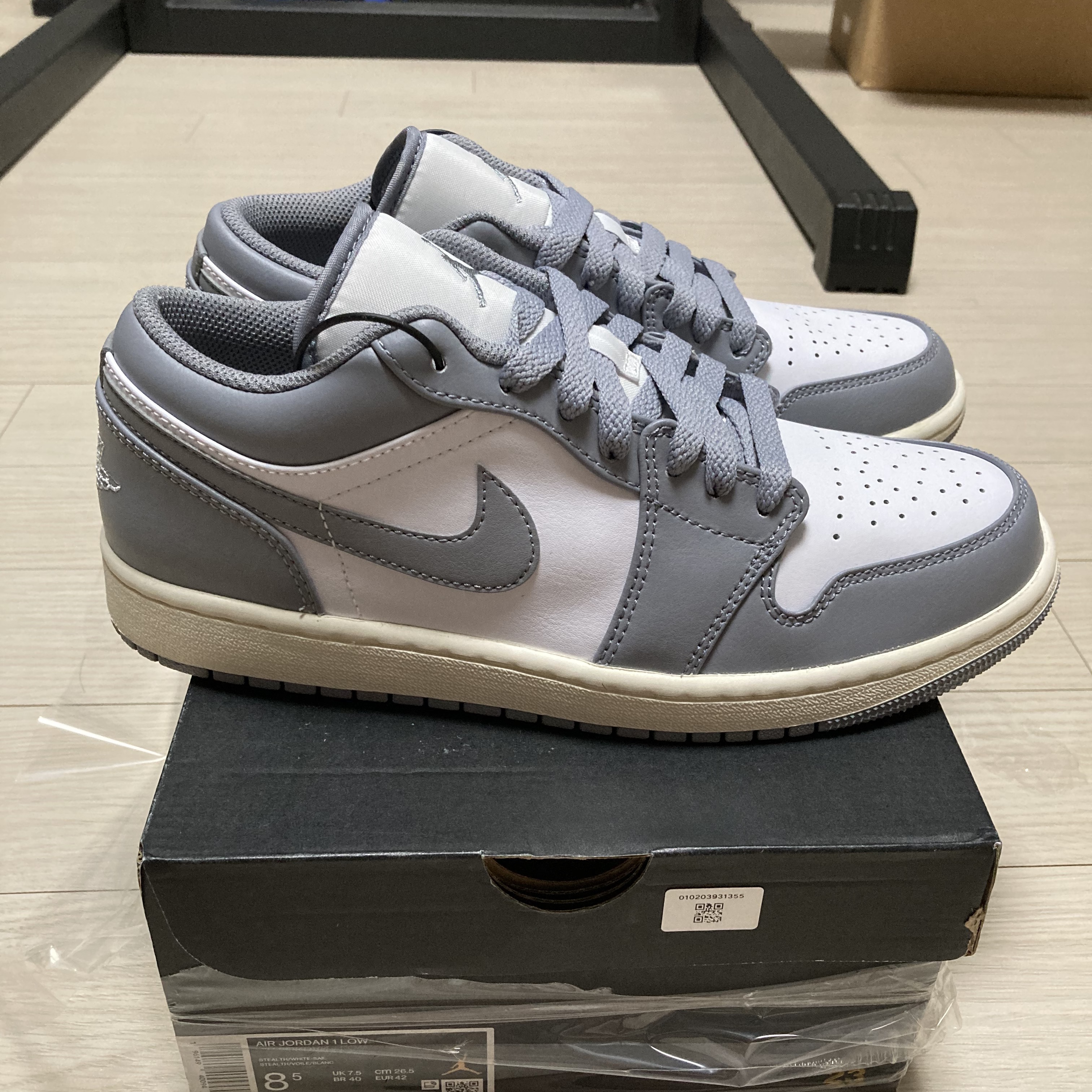 Jordan 1 Low Stealth and White 착용 스타일 - 2