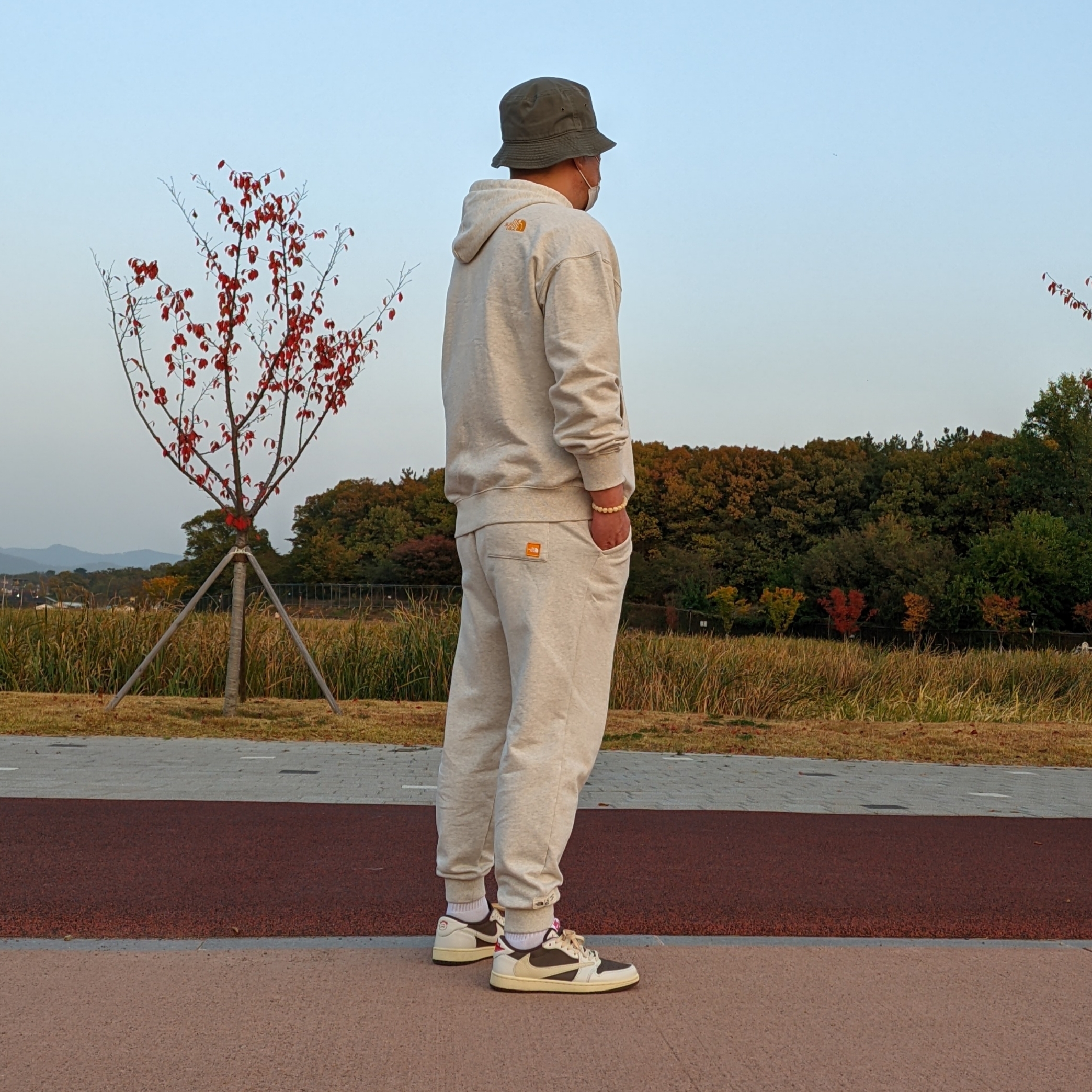 Jordan 1 x Travis Scott Retro Low OG SP Sail and Ridgerock 착용 스타일