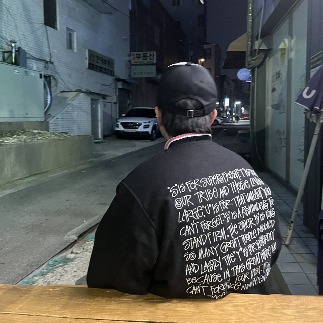 Stussy S Talk Melton Varsity Jacket Black, Jordan 1 x Travis Scott Retro Low OG SP Sail and Ridgerock 착용 스타일 - 1