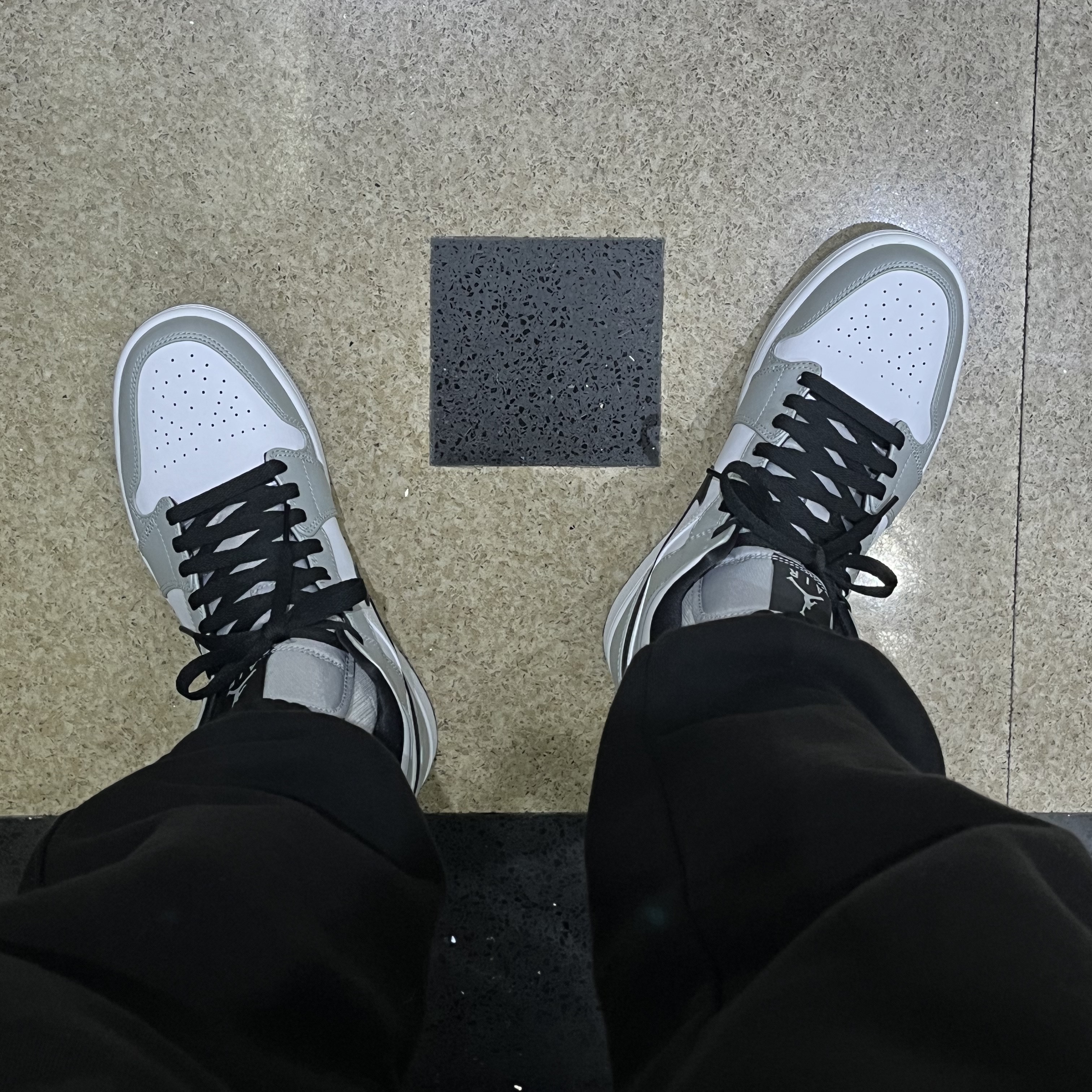 Jordan 1 Mid Light Smoke Grey 착용 스타일