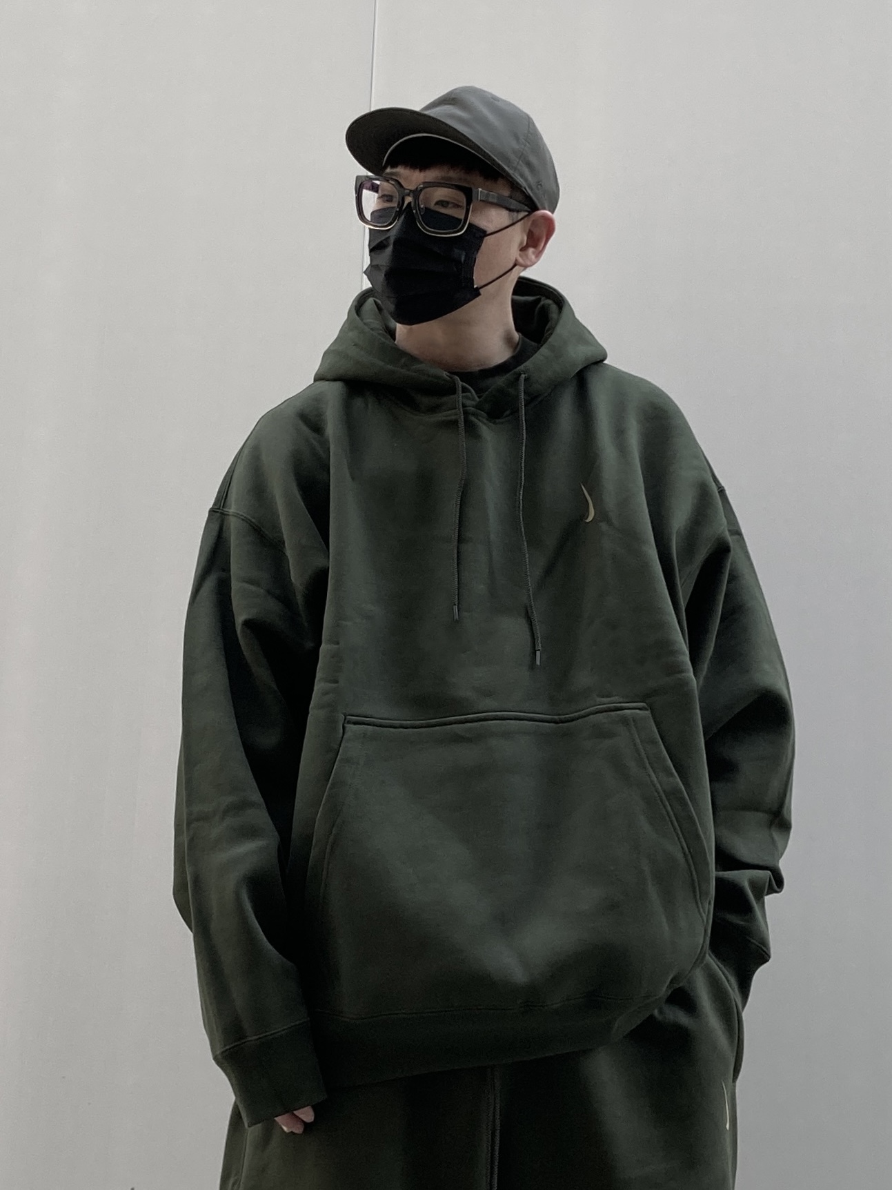 Nike x Billie Eilish NRG Fleece Hoodie Sequoia - Asia, Nike x Billie Eilish NRG Fleece Hoodie Sequoia - US/EU 착용 스타일 - 2