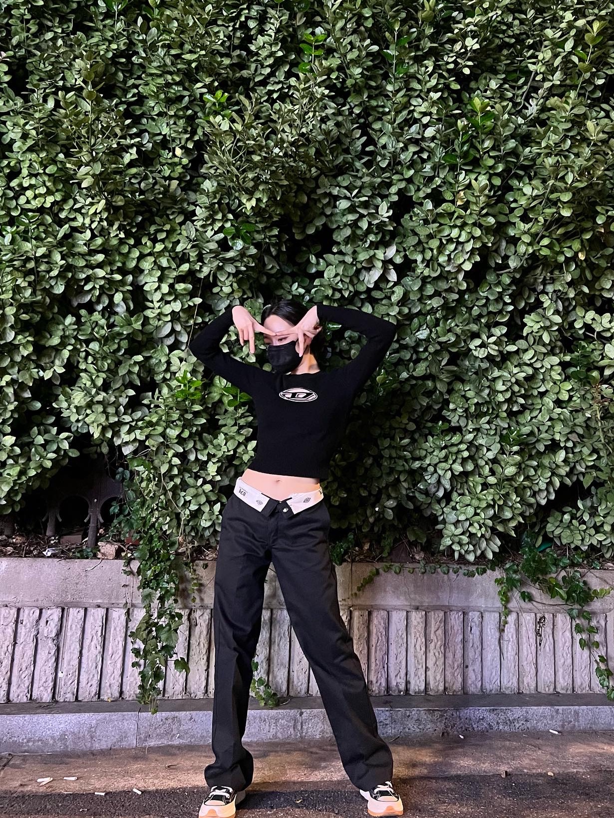 (W) Diesel F-Slimmy-E3 Peekaboo Logo Cropped Sweatshirt Black, Converse x JW Anderson Run Star Hike Hi Black 착용 스타일