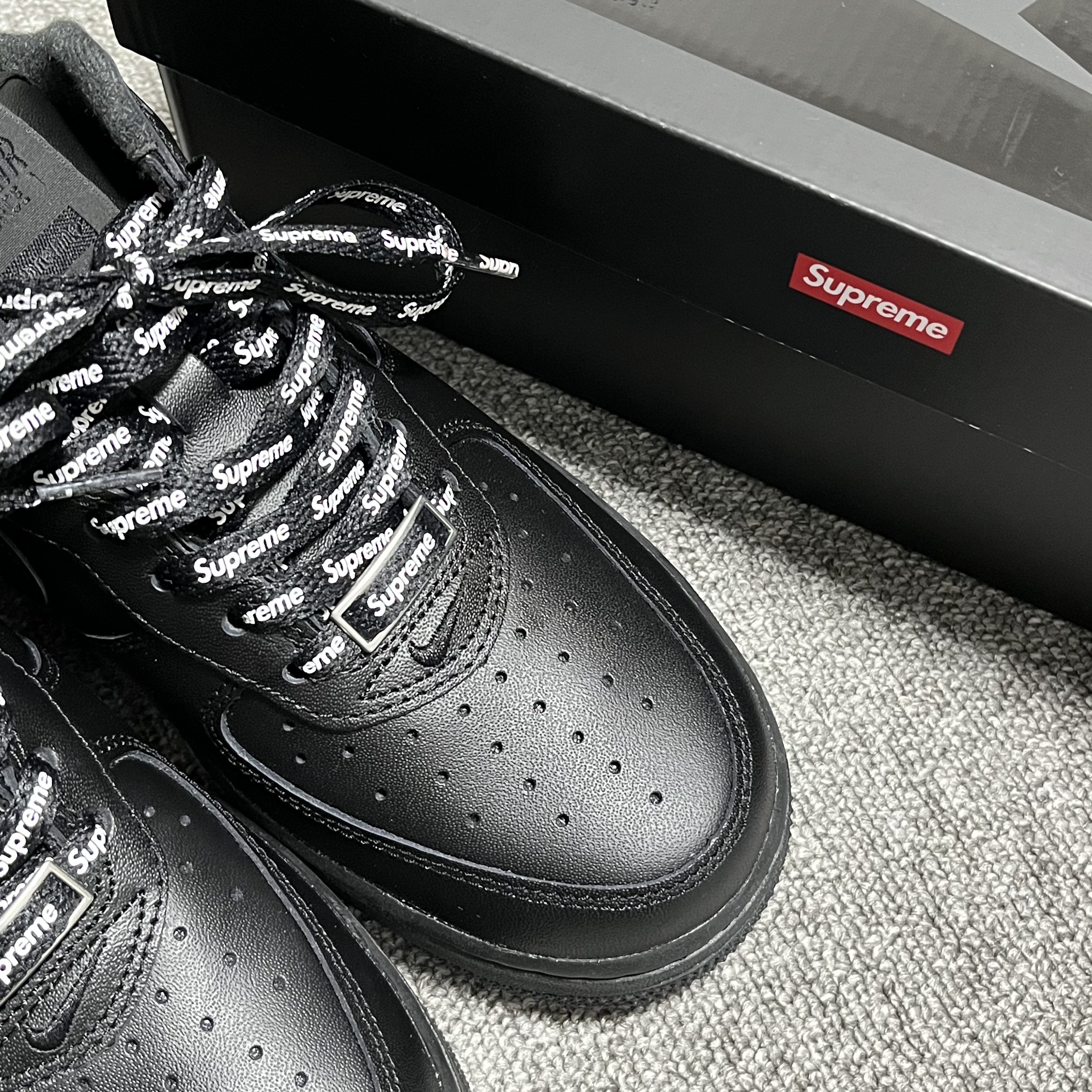 Nike x Supreme Air Force 1 Low Black 착용 스타일 - 1