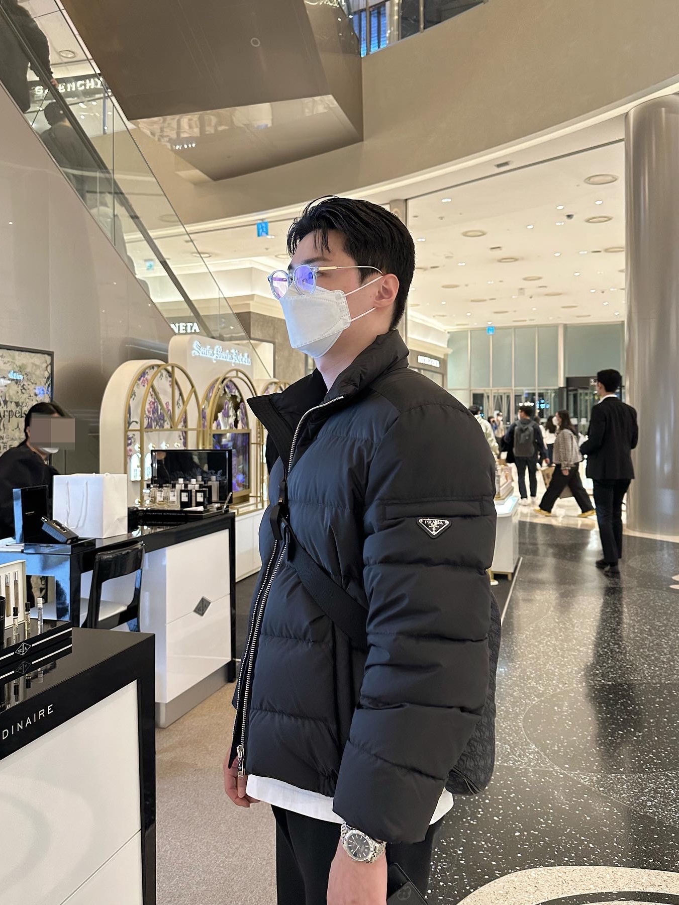 Prada Re-Nylon Short Puffer Jacket Black 착용 스타일 - 1