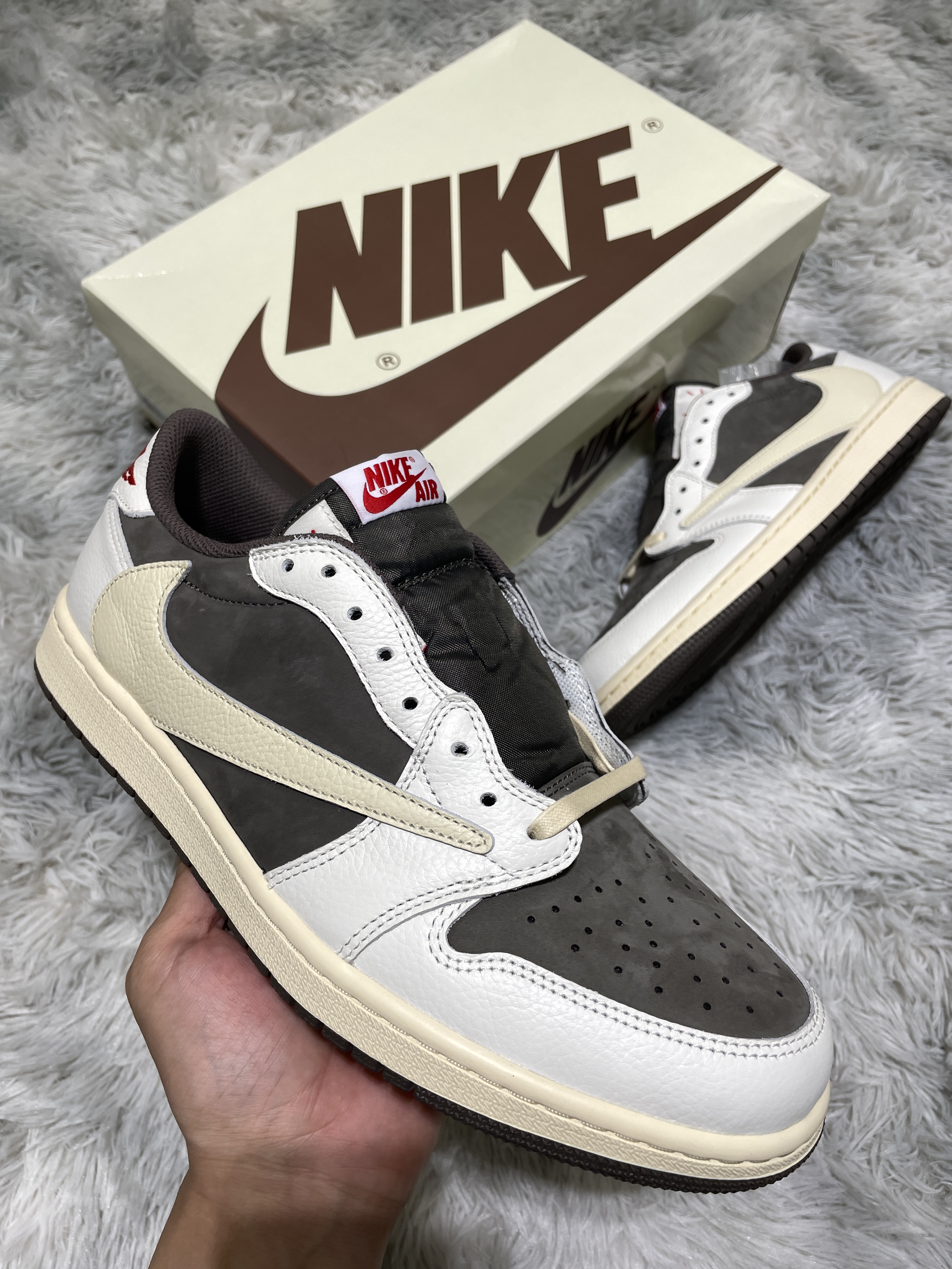 Jordan 1 x Travis Scott Retro Low OG SP Sail and Ridgerock 착용 스타일 - 1