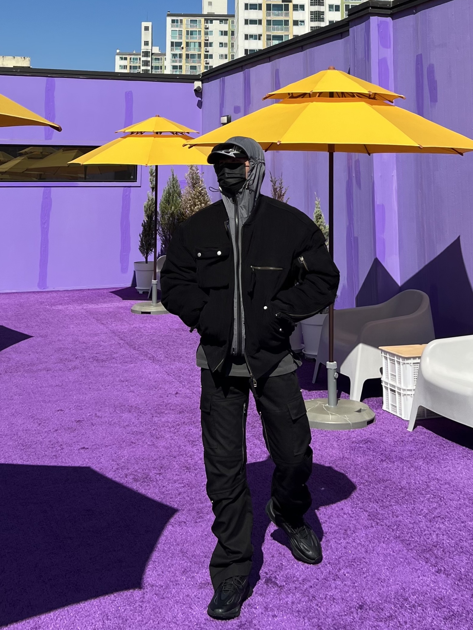 Yeezy Gap Engineered By Balenciaga Flame Cap Black, Adidas Ozweego Celox Core Black 착용 스타일 - 1